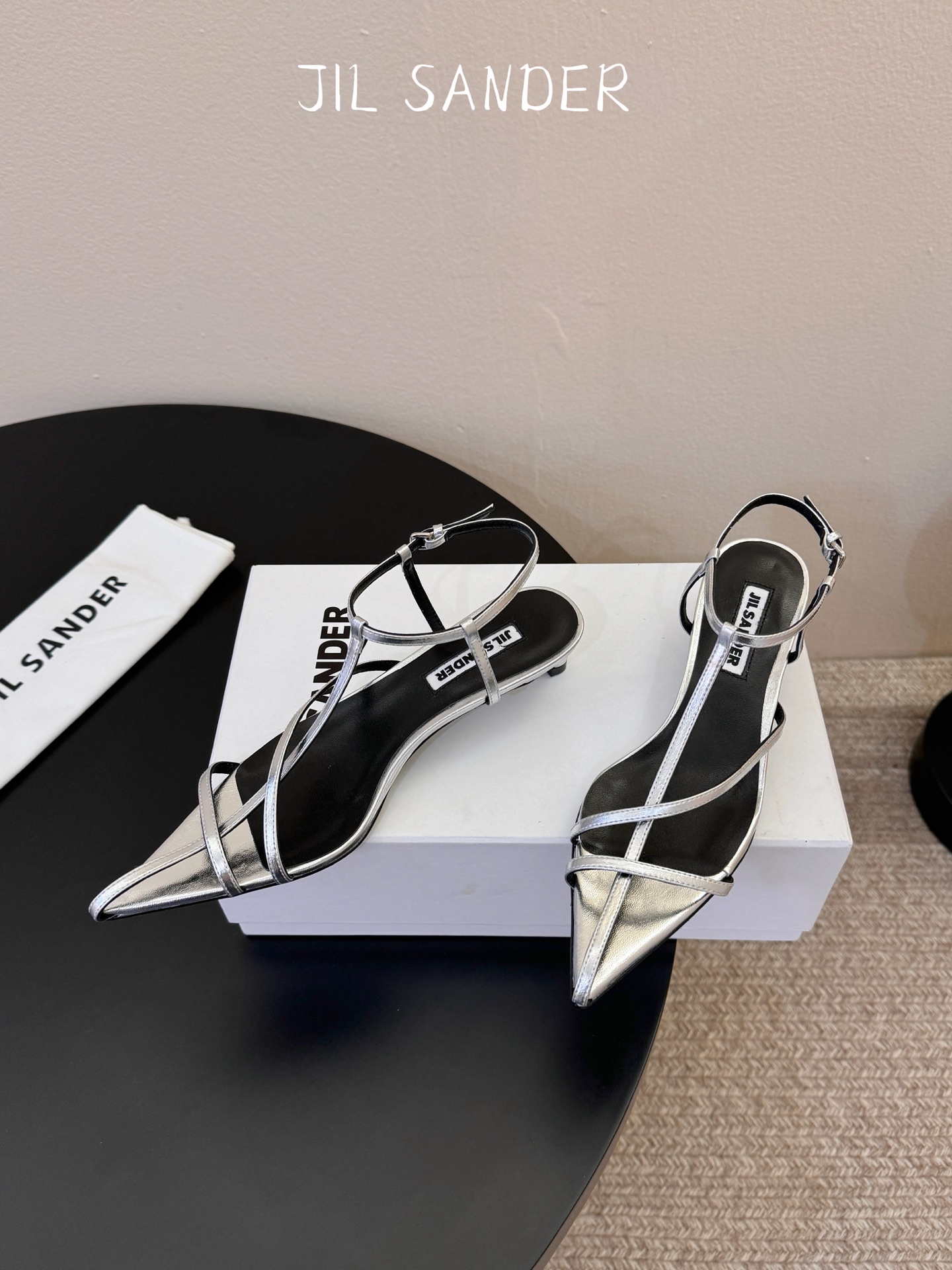 Jil sander 吉尔·桑达春夏简易带子凉鞋系列！春夏最新爆款时髦高跟尖头带子凉鞋‼️这款真的绝了 