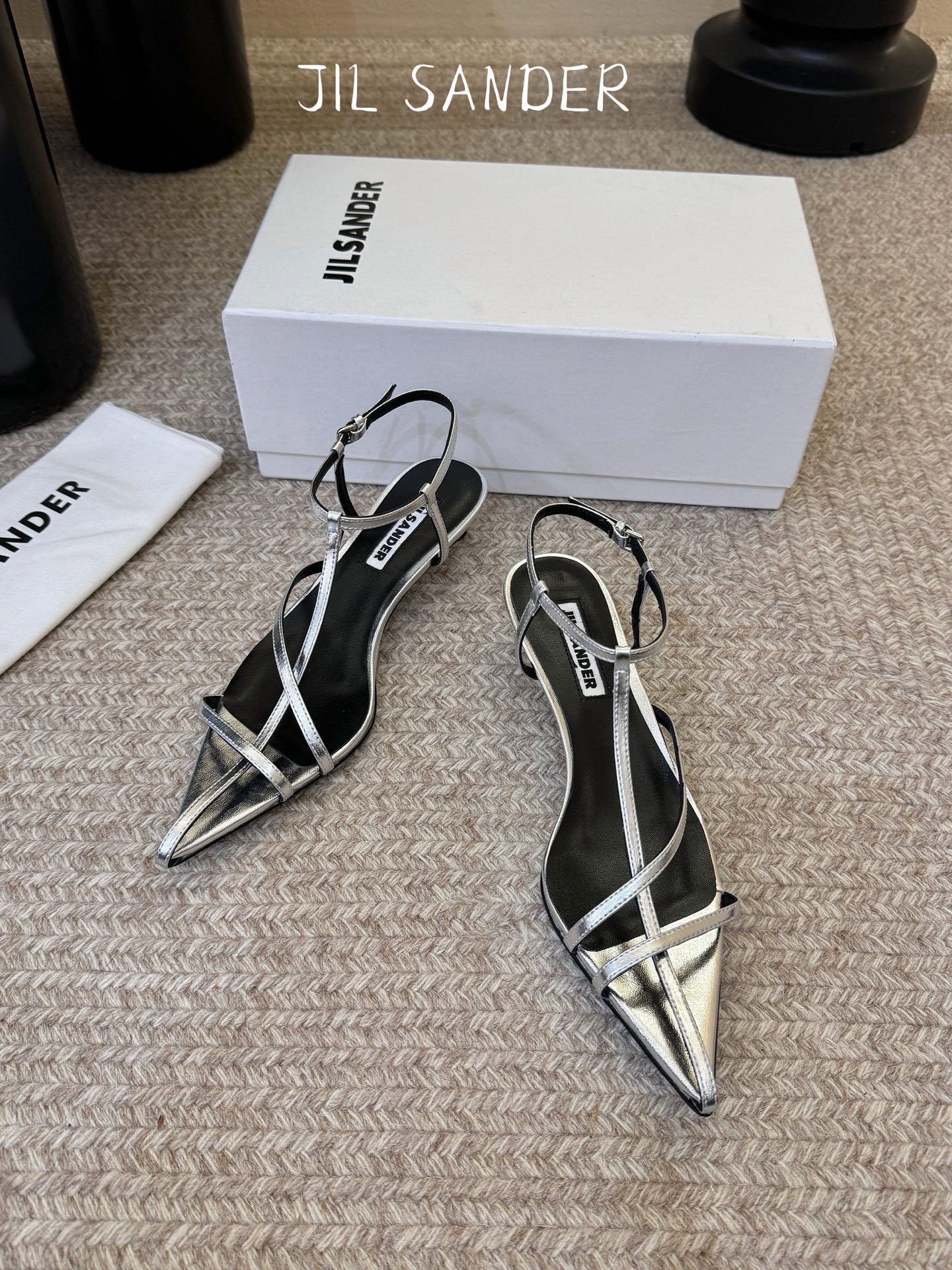 Jil sander 吉尔·桑达春夏简易带子凉鞋系列！春夏最新爆款时髦高跟尖头带子凉鞋‼️这款真的绝了 