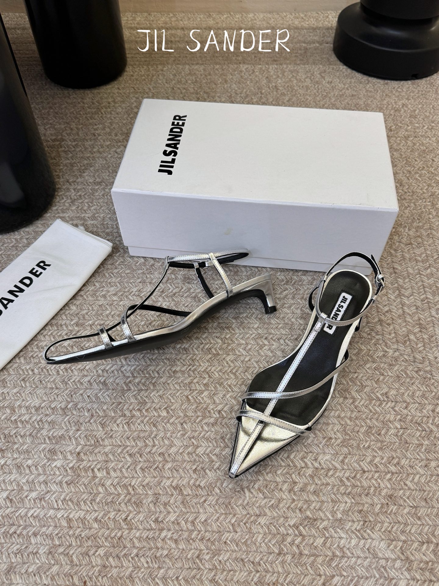 Jil sander 吉尔·桑达春夏简易带子凉鞋系列！春夏最新爆款时髦高跟尖头带子凉鞋‼️这款真的绝了 