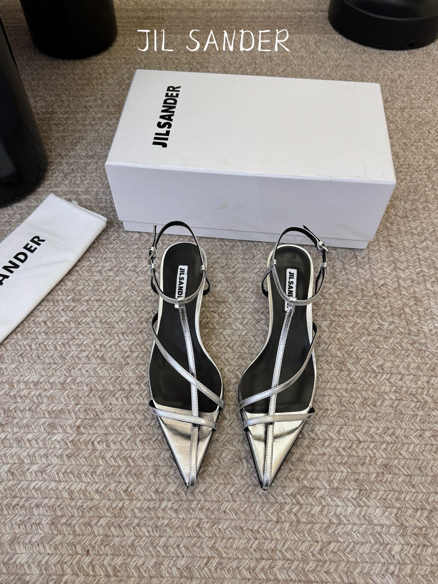 Jil sander 吉尔·桑达春夏简易带子凉鞋系列！春夏最新爆款时髦高跟尖头带子凉鞋‼️这款真的绝了 