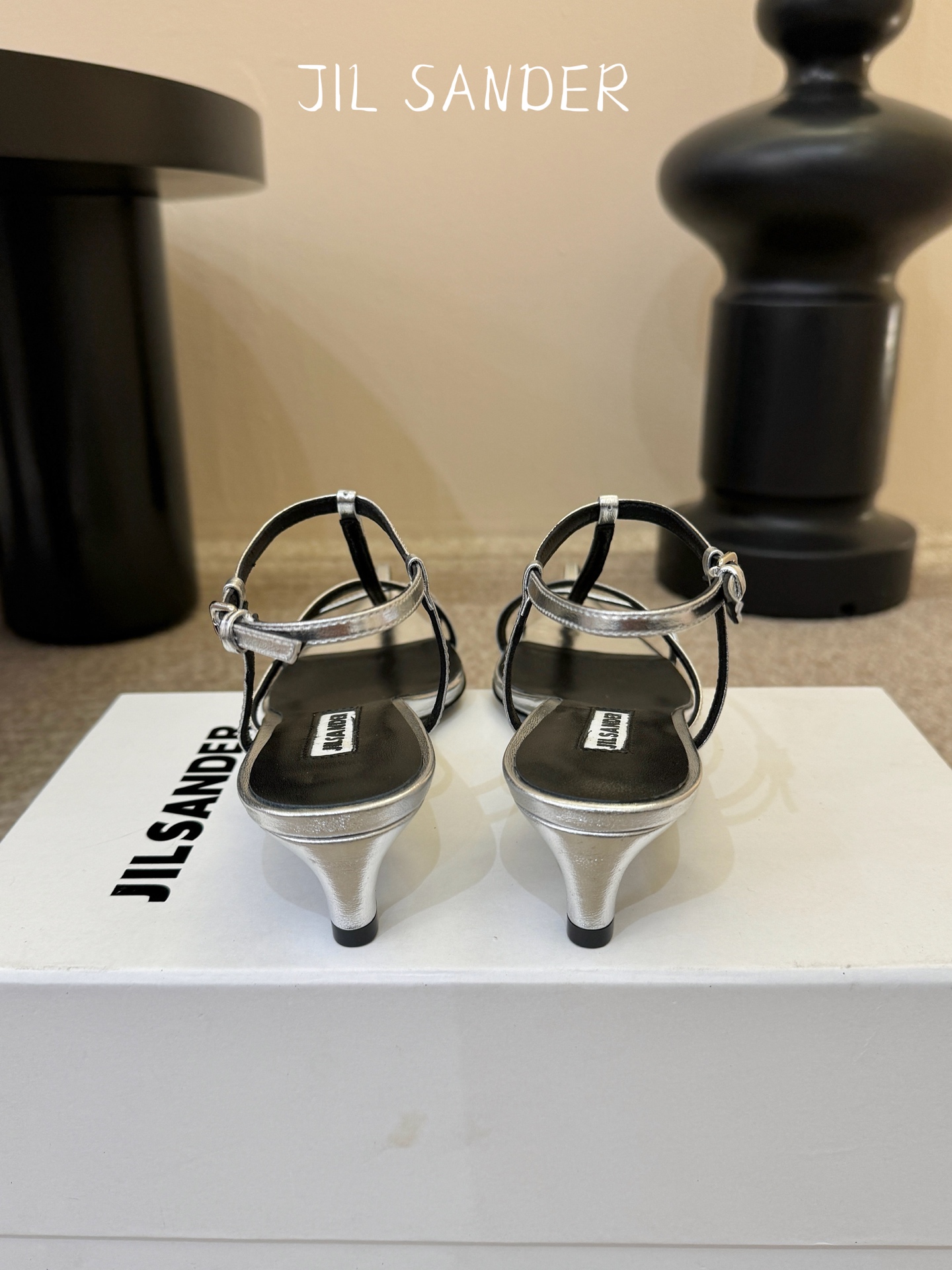 Jil sander 吉尔·桑达春夏简易带子凉鞋系列！春夏最新爆款时髦高跟尖头带子凉鞋‼️这款真的绝了 