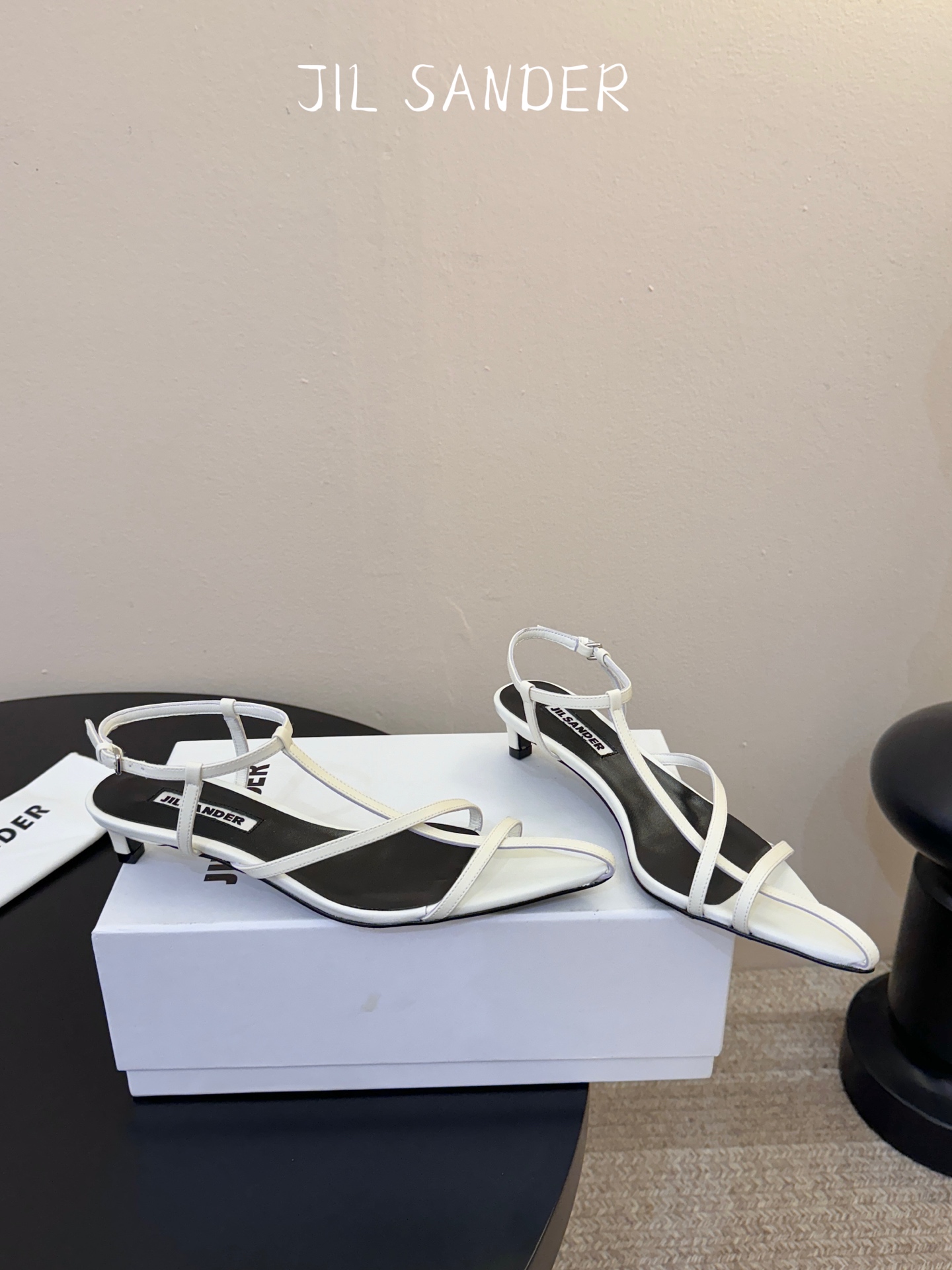 Jil sander 吉尔·桑达春夏简易带子凉鞋系列！春夏最新爆款时髦高跟尖头带子凉鞋‼️这款真的绝了 