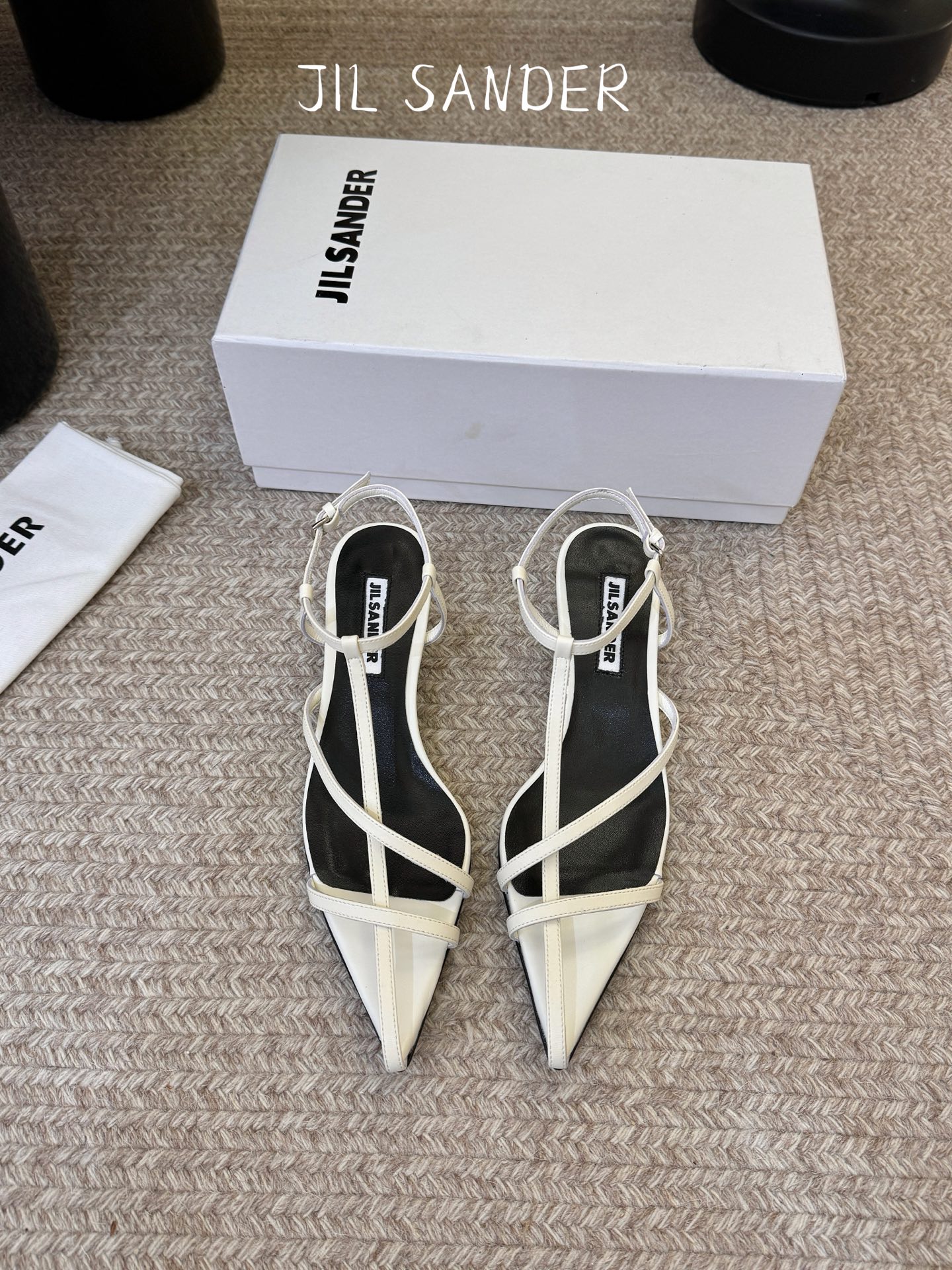Jil sander 吉尔·桑达春夏简易带子凉鞋系列！春夏最新爆款时髦高跟尖头带子凉鞋‼️这款真的绝了 