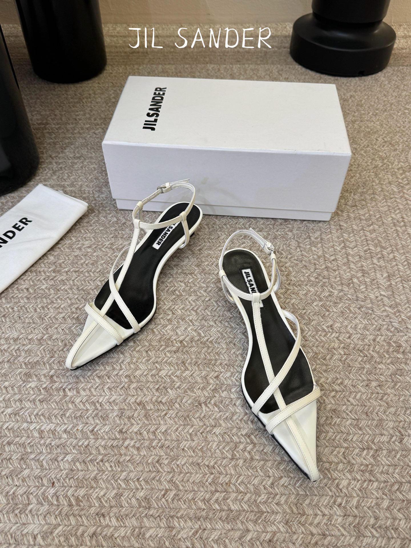 Jil sander 吉尔·桑达春夏简易带子凉鞋系列！春夏最新爆款时髦高跟尖头带子凉鞋‼️这款真的绝了 