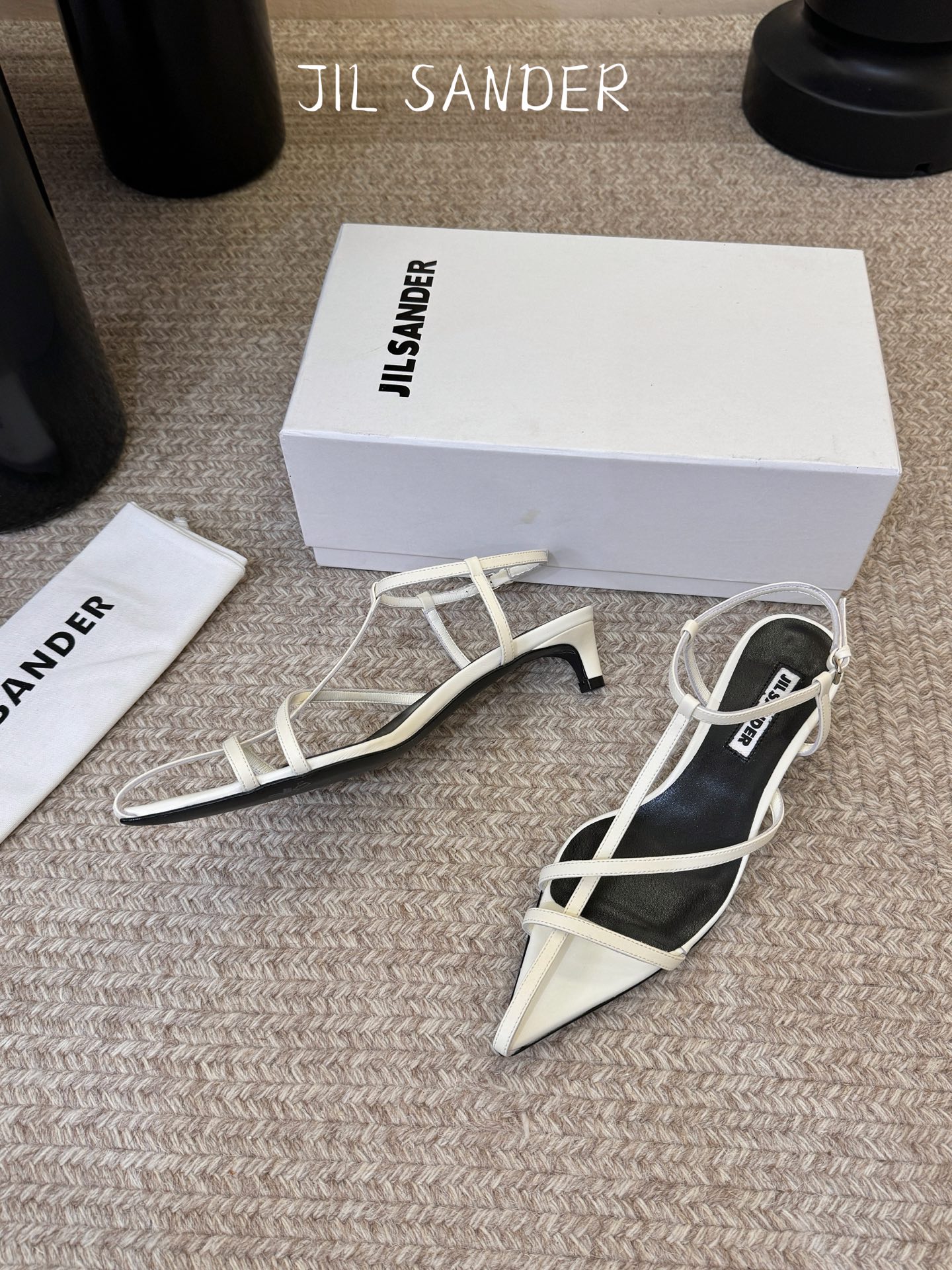 Jil sander 吉尔·桑达春夏简易带子凉鞋系列！春夏最新爆款时髦高跟尖头带子凉鞋‼️这款真的绝了 