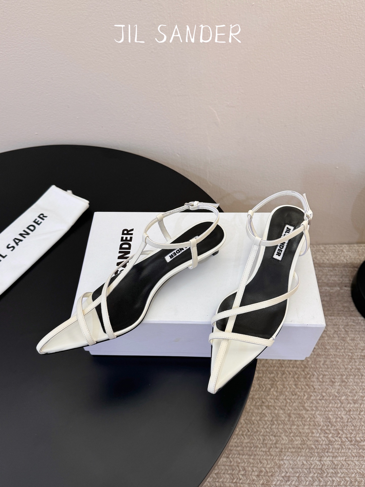 Jil sander 吉尔·桑达春夏简易带子凉鞋系列！春夏最新爆款时髦高跟尖头带子凉鞋‼️这款真的绝了 