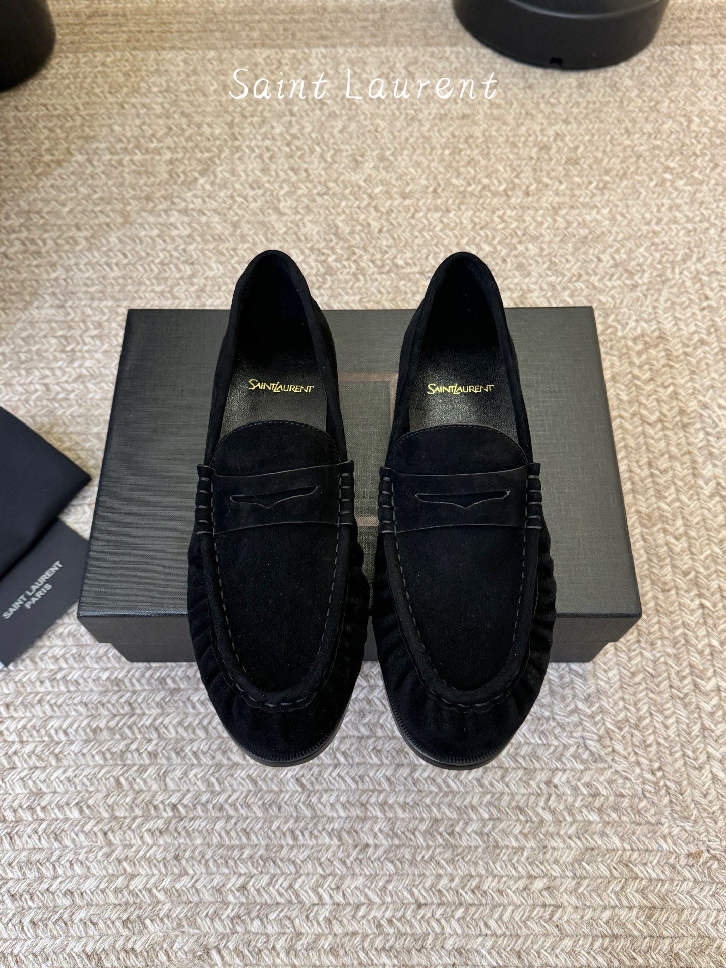 NO:814680,The new version of Saint Laurent’s classic Loaf leather shoes, a super, super popular style. The hardware buckles of each layout in our home have to be molded to 1:1 customization!  The size and texture are exactly the same as the original. The upper material is made of imported open-edge beaded calfskin. The lining is genuine sheepskin. The tiptoe is made of comfortable and soft tiptoe sheepskin. The sole is the original 1:1 custom-made leather outsole. It is perfect and very comfortable on the foot. The foot feels great. And whether you wear it with jeans, a small suit or a skirt, it can be matched with a natural, authentic full package, Italian genuine leather outsole. Size35-40, loafers, saint  laurent,saint laurent,loafers,skirts,jeans,cowhide,sheepskin,leather soles19860909新版本 Saint Laurent圣罗兰经典乐福小皮鞋、超级超级无敌火爆的一个款这款我们家每个版面的五金扣都要开模1:1定制！大小质感与原版完全一致鞋面材质采用进口开边珠小牛皮制作而成,内里真皮羊皮,踮脚为舒服柔软的踮脚羊皮,鞋底为原版1:1定制真皮大底、简直完美到爆、而且上脚效果非常舒服,脚感很棒,而且无论你搭配牛仔裤,小西服,裙子,都能搭配自然、正品全套包装、意大利真皮大底 Size35-40,乐福鞋,saint laurent,saint laurent,loafers,skirts,jeans,cowhide,sheepskin,Leather soles,Women's Shoes