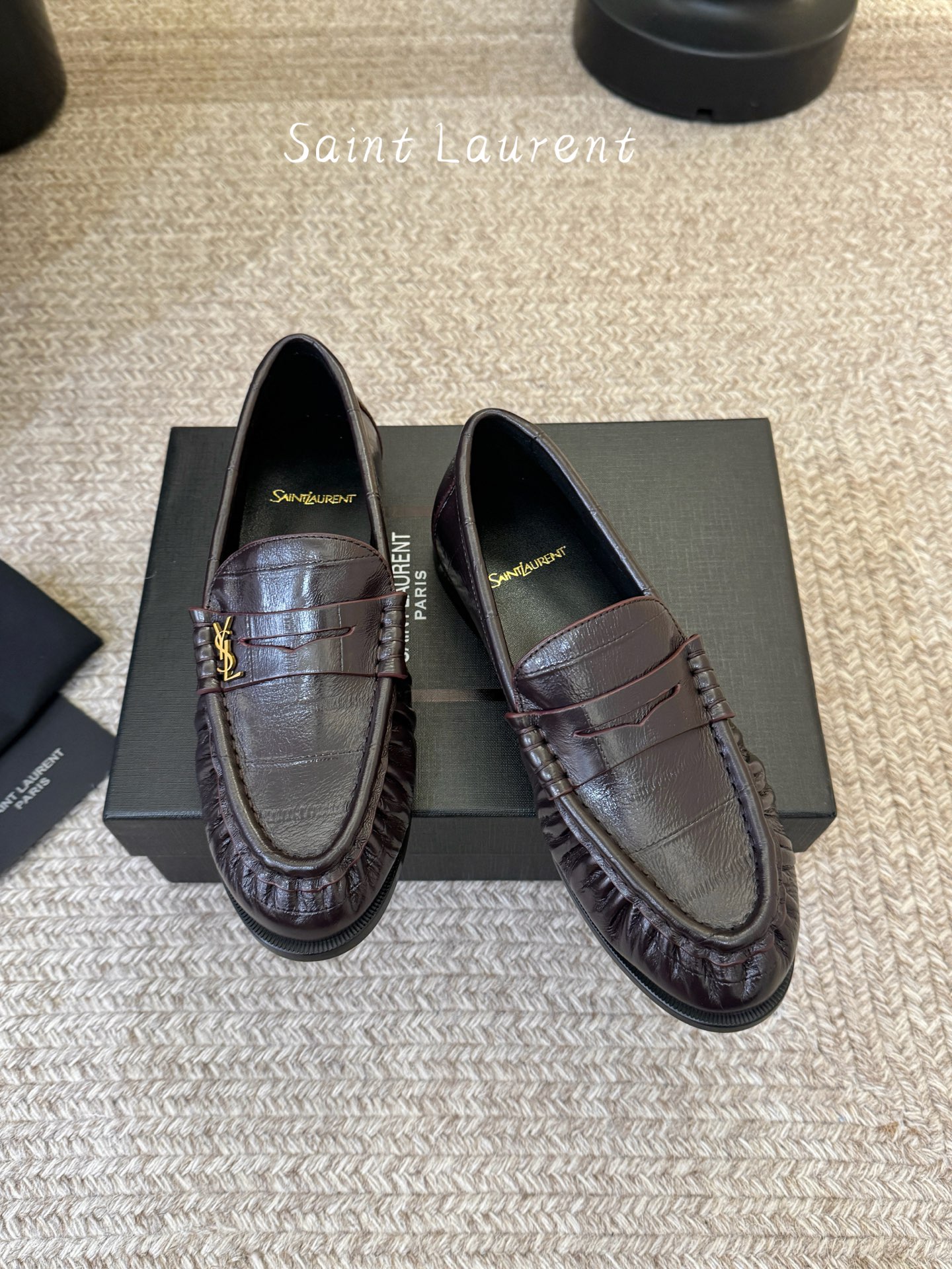 新版本Saint Laurent圣罗兰经典乐福小皮鞋、超级超级无敌火爆的一个款这款我们家每个版面的五金扣