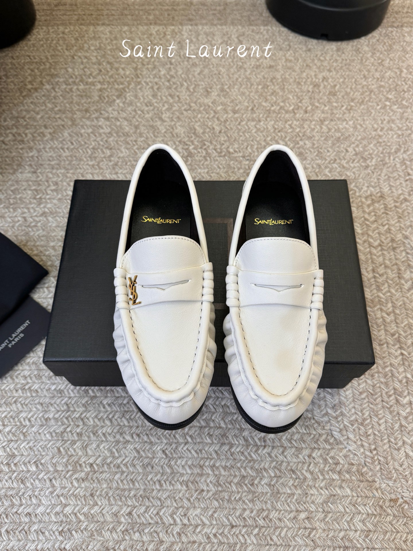 NO:814686,The new version of Saint Laurent’s classic Loaf leather shoes, a super, super popular style. The hardware buckles of each layout in our home have to be molded to 1:1 customization!  The size and texture are exactly the same as the original. The upper material is made of imported open-edge beaded calfskin. The lining is genuine sheepskin. The tiptoe is made of comfortable and soft tiptoe sheepskin. The sole is the original 1:1 custom-made leather outsole. It is perfect and very comfortable on the foot. The foot feels great. And whether you wear it with jeans, a small suit or a skirt, it can be matched with a natural, authentic full package, Italian genuine leather outsole. Size35-40, loafers, saint  laurent,saint laurent,loafers,skirts,jeans,cowhide,sheepskin,leather soles19860909新版本 Saint Laurent圣罗兰经典乐福小皮鞋、超级超级无敌火爆的一个款这款我们家每个版面的五金扣都要开模1:1定制！大小质感与原版完全一致鞋面材质采用进口开边珠小牛皮制作而成,内里真皮羊皮,踮脚为舒服柔软的踮脚羊皮,鞋底为原版1:1定制真皮大底、简直完美到爆、而且上脚效果非常舒服,脚感很棒,而且无论你搭配牛仔裤,小西服,裙子,都能搭配自然、正品全套包装、意大利真皮大底 Size35-40,乐福鞋,saint laurent,saint laurent,loafers,skirts,jeans,cowhide,sheepskin,Leather soles,Women's Shoes