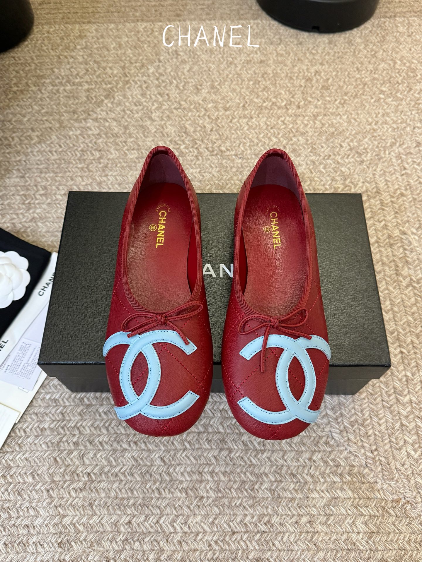 NO:814664,Xiaoxiang's new product, Bow Ballet Slippers, is a 1:1 replica of the original version. It is a classic among classics. It is perfect whether paired with trousers or skirts. The small round toe design is very good at modifying the shape of the feet. A must-have for little fairies!  The upper is made of imported sheepskin, the lining is top-grade mixed sheepskin, and the outsole is imported Italian cowhide. Size 35-39 (customized 40/41), single shoes, skirts, cowhide, sheepskin19860909小香新品 蝴蝶结芭蕾舞鞋 原版1:1复刻 经典中的经典 无论搭配裤装还是裙装都是完美 小圆头的设计很好的修饰脚型 ,小仙女们必备！ 鞋面采用进口羊皮 内里顶级混种羊皮 意大利进口牛皮大底 码数 35-39（40/41定制）,单鞋,skirts,cowhide,sheepskin,Women's Shoes