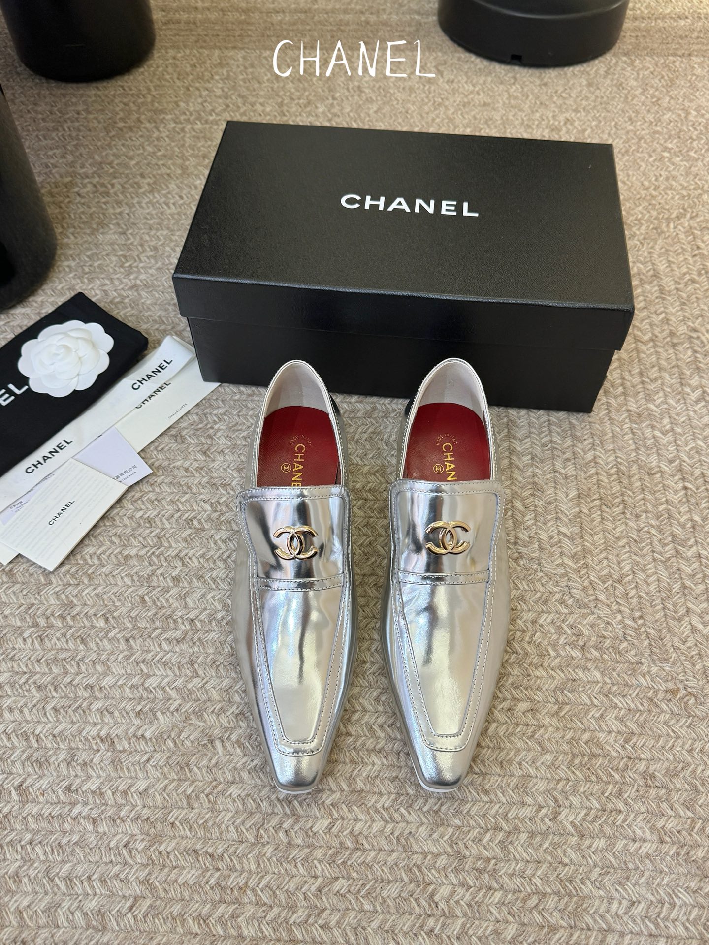 NO:814669,Xiaoxiang's new product, small square-toe loafers, a 1:1 replica of the original, a classic among classics. They are perfect whether paired with trousers or skirts. The small round-toe design is very good at modifying the foot shape. A must-have for little fairies!  The upper is made of imported cowhide, the lining is top-grade mixed sheepskin, the outsole is imported cowhide from Italy, size 35-39 (customized 40/41), single shoes, loafers, skirts, cowhide, sheepskin19860909小香新品 小方头乐福鞋 原版1:1复刻 经典中的经典 无论搭配裤装还是裙装都是完美 小圆头的设计很好的修饰脚型 ,小仙女们必备！ 鞋面采用进口牛皮 内里顶级混种羊皮 意大利进口牛皮大底 码数 35-39（40/41定制）,单鞋,loafers,skirts,cowhide,sheepskin,Women's Shoes