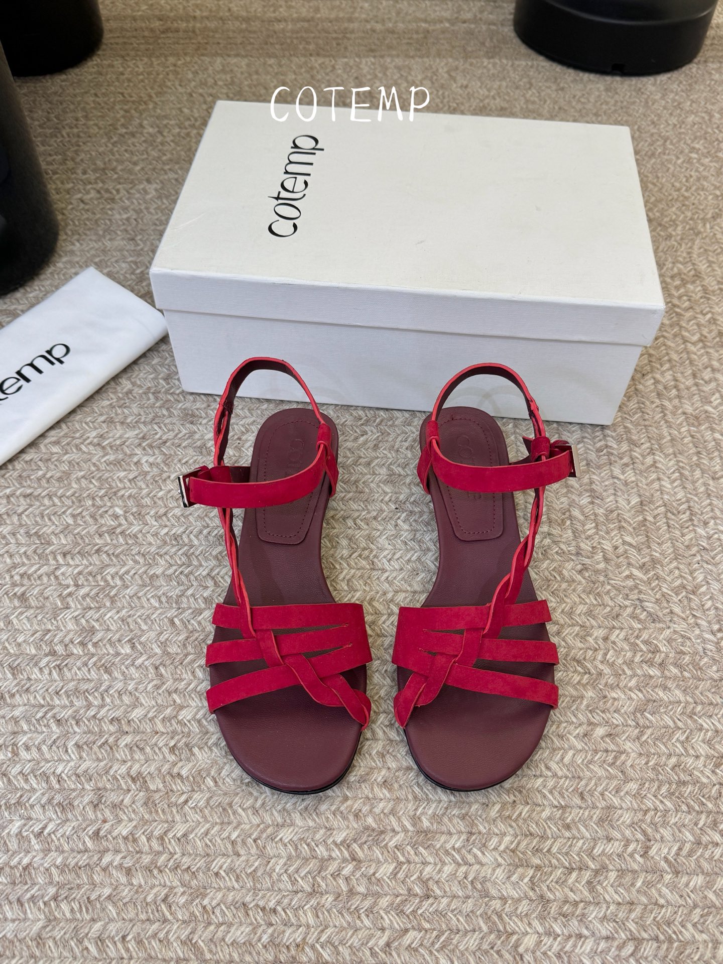 NO:814697,Cotem6 spring and summer new minimalist style treasure retro cat heel sandals. The shoe king strikes again. This thin strap sandal is really a big devil. It is super exquisite and versatile. It is a sandal that must not be missed in summer. The upper is made of imported sheepskin. The lining is sheepskin. The Italian imported genuine leather outsole. Size: 35-41 (40.41 custom-made and non-refundable). Sandals, sandals, sheepskin, sheep, Leather soles19860909Cotem6春夏新款极简风宝藏复古猫跟凉鞋 美鞋王再次出击,这款细带凉鞋真的是大魔王,超精致百搭,夏季一定不能错过的凉鞋, 鞋面采用进口羊京 内里垫脚羊皮 意大利进口真皮大底 码数:35-41（40.41订做不退换）,凉鞋,sandals,sheepskin,sheep,Leather soles,Women's Shoes
