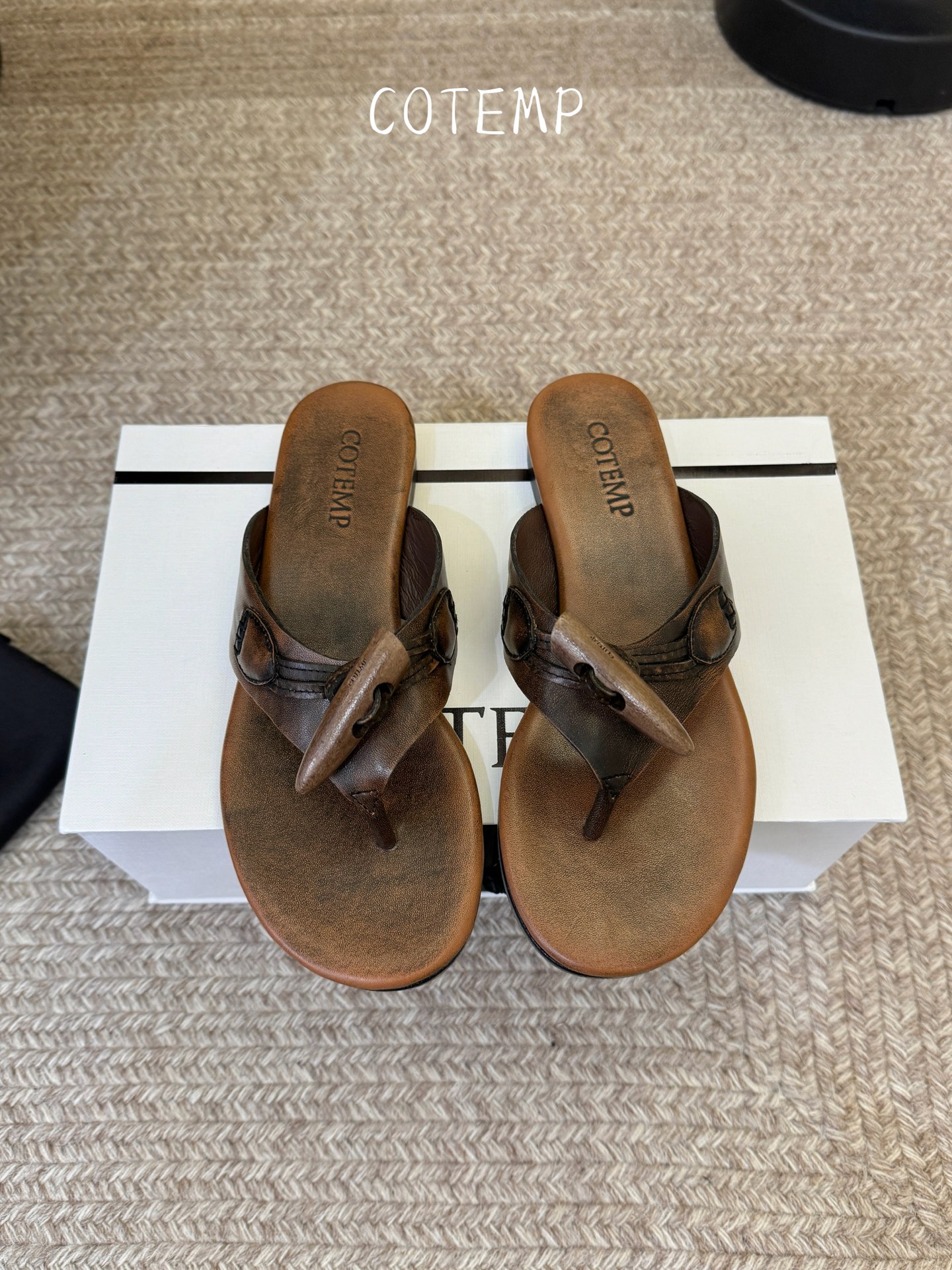NO:814679,Flat bottom COTEM* 26ss spring and summer new horn buckle thick bottom flip flops. The lazy person's flip flops with a relaxed atmosphere are here!  The design adopts a classic clip-toe silhouette with iconic horn buckle details, which is simple and self-recognizable. There is no unnecessary decoration, but the texture is highlighted in the details. It is low-key and attractive. The thick-soled design quietly elongates the proportions and can easily be worn to create long legs. The details are full of highlights, the overall lines are neat and smooth, and there is no redundant design. The embellishment of the horn buckle makes the basic model an instant memory point. It also takes into account practicality and beauty. It is also very convenient for daily care, worry-free and versatile.  Upper rubbed sheepskin/black cowhide, lining sheepskin, outsole original molded outsole size 35-42 (customized sizes 40, 41, 42 are non-refundable), split-toe shoes, cowhide, sheepskin19860909平底 COTEM* 26ss春夏新款牛角扣厚底人字拖 自带松弛氛围感的懒人本命款人字拖来啦！设计上采用了经典的夹趾版型,搭配标志性的牛角扣细节,简约又自带辨识度,没有多余的装饰,却能在细节处凸显质感,低调又耐看,厚底的设计悄悄拉长比例,轻松穿出大长腿效果. 细节亮点满满,整体线条利落流畅,没有冗余的设计,牛角扣的点缀让基础款瞬间有了记忆点,同时兼顾了实用性和美观度,日常打理也很方便,省心又百搭. 鞋面擦色羊皮/黑色牛皮 内里羊皮 大底原版开模大底 size35-42码（40、41、42码定制不退换）,分趾鞋,cowhide,sheepskin,Women's Shoes