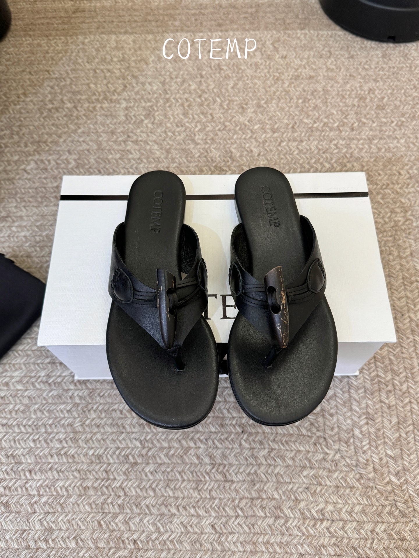 NO:814685,COTEM* 26ss new spring and summer thick-soled flip-flops with horn buckles. The lazy-type flip-flops with a relaxed atmosphere are here!  The design adopts a classic clip-toe silhouette with iconic horn buckle details, which is simple and recognizable. There are no unnecessary decorations, but the texture is highlighted in the details. It is low-key and durable. The thick-soled design quietly elongates the proportions and can easily be worn to create long legs. The details are full of highlights, the overall lines are neat and smooth, and there is no redundant design. The embellishment of the horn buckles makes the basic model an instant memory point. It also takes into account practicality and beauty. It is also very convenient for daily care, worry-free and versatile.  Upper rubbed sheepskin/black cowhide, lining sheepskin, outsole original molded outsole size 35-42 (customized sizes 40, 41, 42 are non-refundable), split-toe shoes, cowhide, sheepskin19860909COTEM* 26ss春夏新款牛角扣厚底人字拖 自带松弛氛围感的懒人本命款人字拖来啦！设计上采用了经典的夹趾版型,搭配标志性的牛角扣细节,简约又自带辨识度,没有多余的装饰,却能在细节处凸显质感,低调又耐看,厚底的设计悄悄拉长比例,轻松穿出大长腿效果. 细节亮点满满,整体线条利落流畅,没有冗余的设计,牛角扣的点缀让基础款瞬间有了记忆点,同时兼顾了实用性和美观度,日常打理也很方便,省心又百搭. 鞋面擦色羊皮/黑色牛皮 内里羊皮 大底原版开模大底 size35-42码（40、41、42码定制不退换）,分趾鞋,cowhide,sheepskin,Women's Shoes