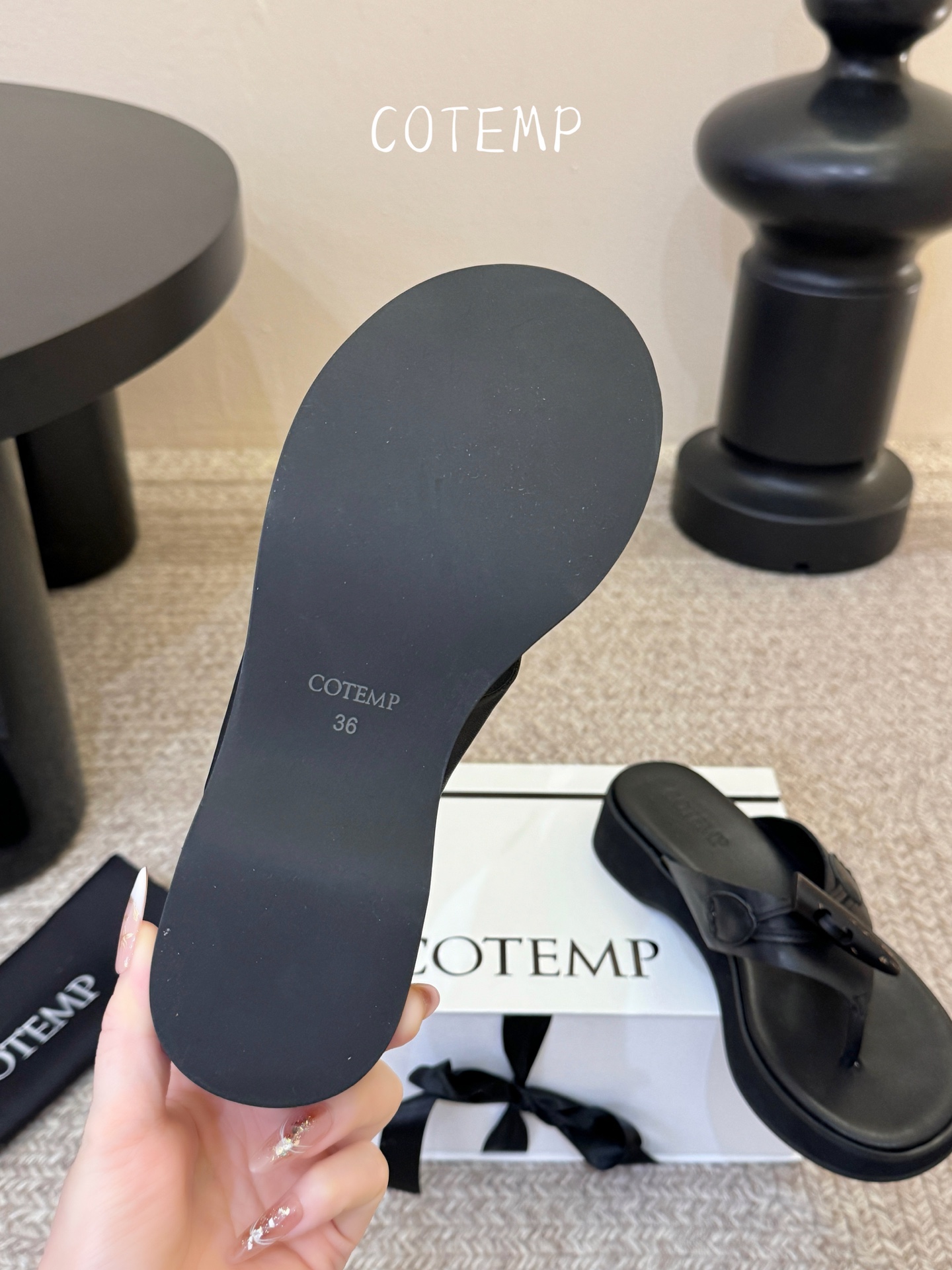 4cm COTEM* 26ss春夏新款牛角扣厚底人字拖自带松弛氛围感的懒人本命款人字拖来啦！设计上采用了