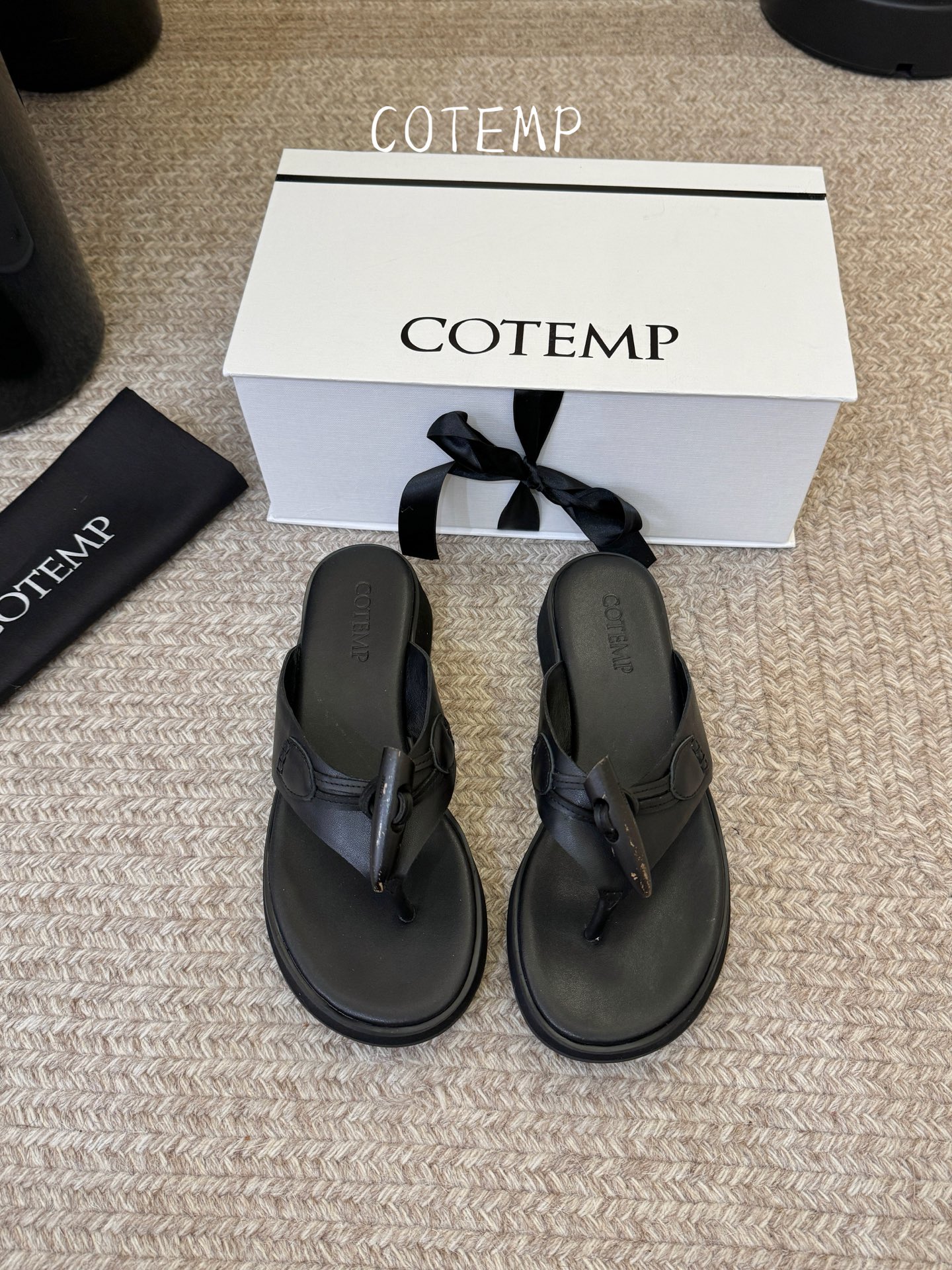 4cm COTEM* 26ss春夏新款牛角扣厚底人字拖自带松弛氛围感的懒人本命款人字拖来啦！设计上采用了