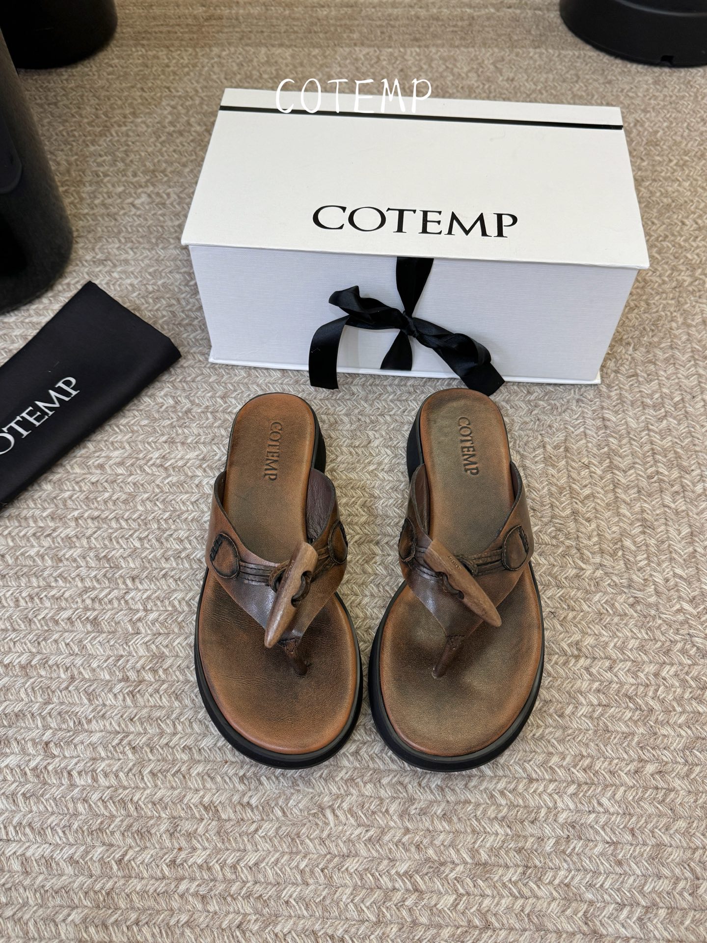 NO:814673,4cm COTEM* 26ss spring and summer new horn buckle thick-soled flip-flops. The lazy people’s flip-flops with a relaxed atmosphere are here!  The design adopts a classic clip-toe silhouette with iconic horn buckle details, which is simple and recognizable. There are no unnecessary decorations, but the texture is highlighted in the details. It is low-key and durable. The thick-soled design quietly elongates the proportions and can easily be worn to create long legs. The details are full of highlights, the overall lines are neat and smooth, and there is no redundant design. The embellishment of the horn buckles makes the basic model an instant memory point. It also takes into account practicality and beauty. It is also very convenient for daily care, worry-free and versatile.  Upper rubbed sheepskin/black cowhide, lining sheepskin, outsole original molded outsole size 35-42 (customized sizes 40, 41, 42 are non-refundable), heel height 4cm, split-toe shoes, cowhide, sheepskin198609094cm COTEM* 26ss春夏新款牛角扣厚底人字拖 自带松弛氛围感的懒人本命款人字拖来啦！设计上采用了经典的夹趾版型,搭配标志性的牛角扣细节,简约又自带辨识度,没有多余的装饰,却能在细节处凸显质感,低调又耐看,厚底的设计悄悄拉长比例,轻松穿出大长腿效果. 细节亮点满满,整体线条利落流畅,没有冗余的设计,牛角扣的点缀让基础款瞬间有了记忆点,同时兼顾了实用性和美观度,日常打理也很方便,省心又百搭. 鞋面擦色羊皮/黑色牛皮 内里羊皮 大底原版开模大底 size35-42码（40、41、42码定制不退换） 跟高4cm,分趾鞋,cowhide,sheepskin,Women's Shoes