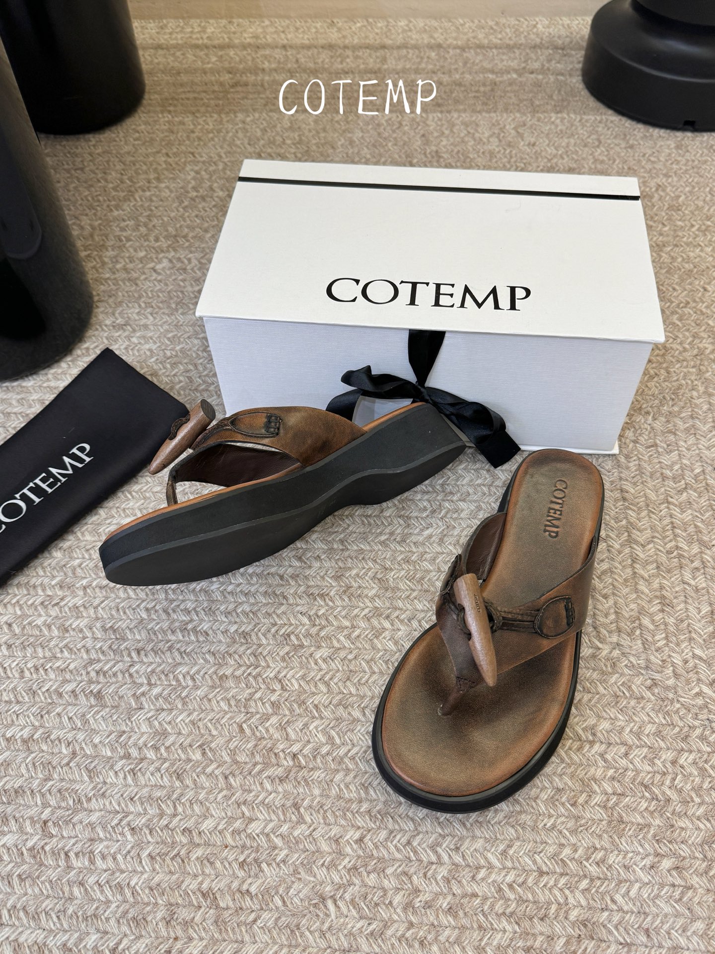 4cm COTEM* 26ss春夏新款牛角扣厚底人字拖自带松弛氛围感的懒人本命款人字拖来啦！设计上采用了
