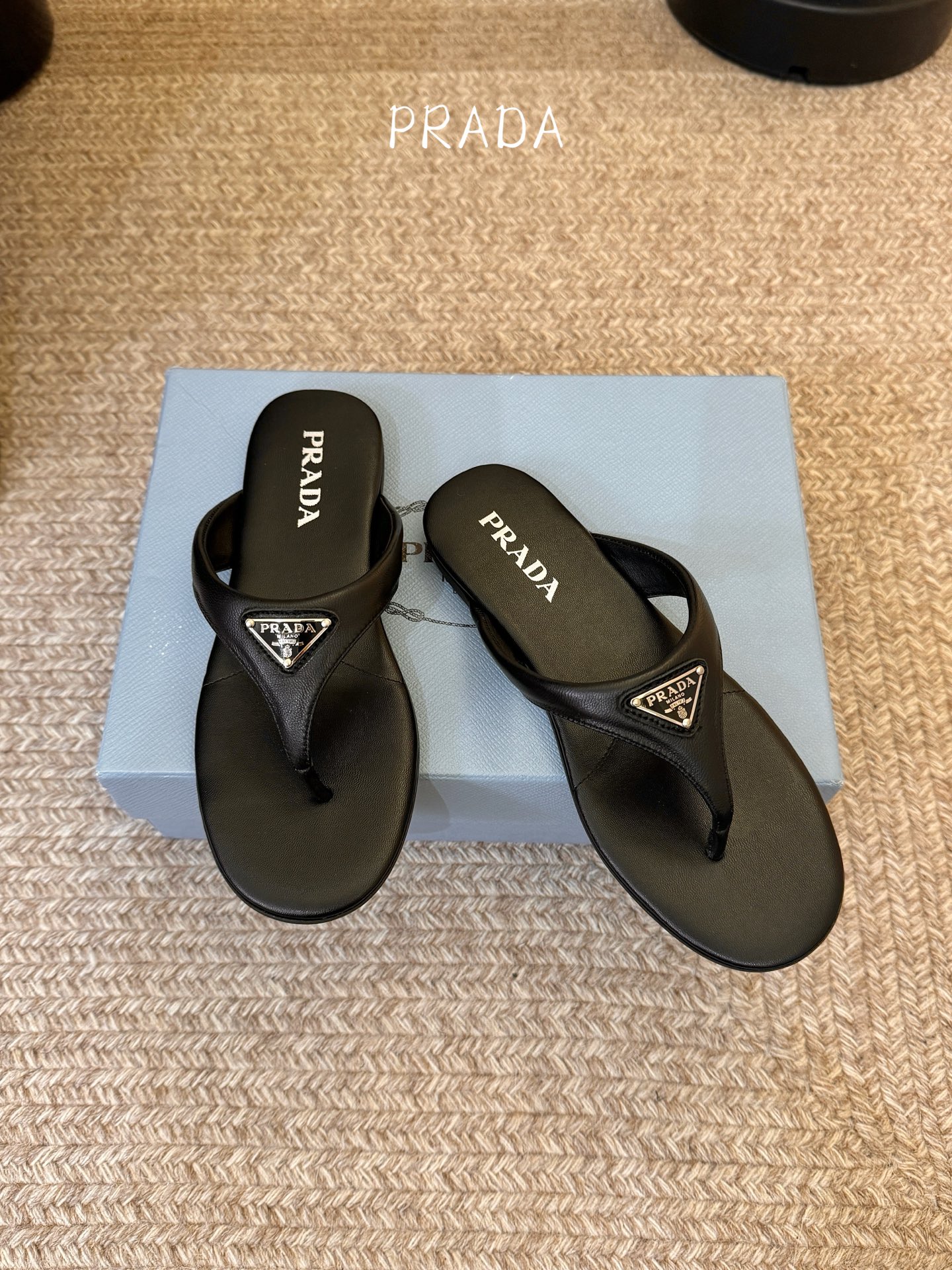 Prada 普拉达 春夏新款 三角标 凉拖鞋 这是夏天必入款，脚感轻盈柔软细腻 舒适度极高 随意搭配鞋面