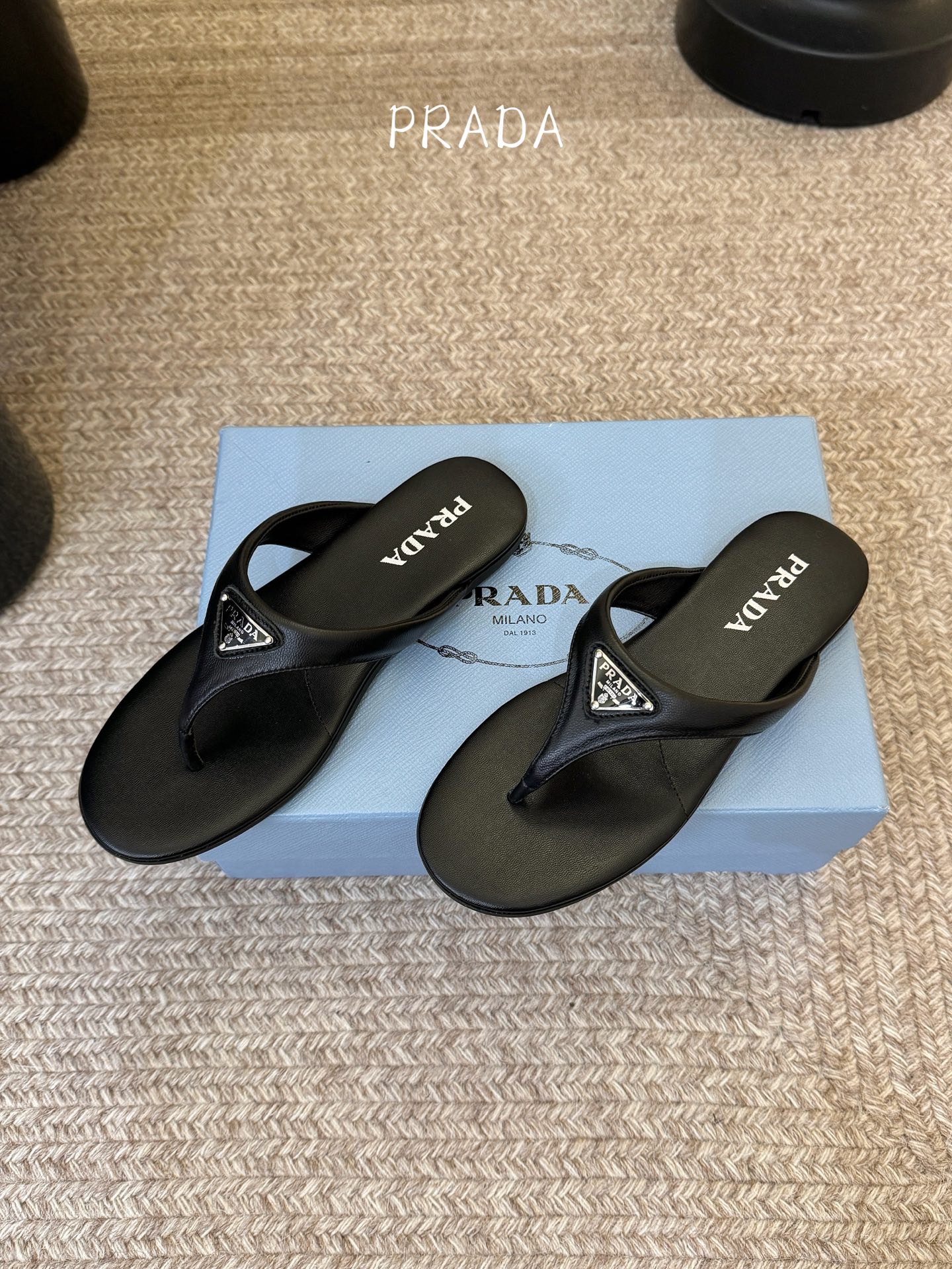 Prada 普拉达 春夏新款 三角标 凉拖鞋 这是夏天必入款，脚感轻盈柔软细腻 舒适度极高 随意搭配鞋面