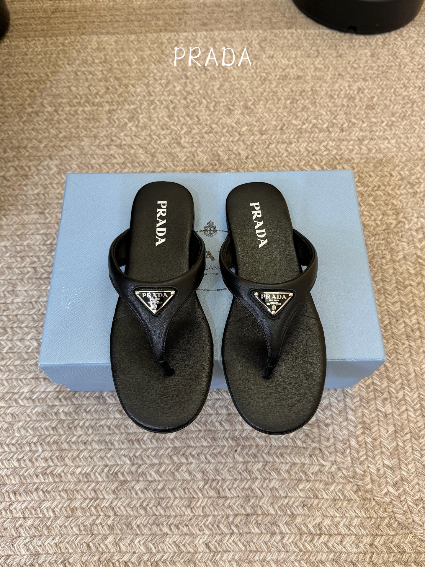 Prada 普拉达 春夏新款 三角标 凉拖鞋 这是夏天必入款，脚感轻盈柔软细腻 舒适度极高 随意搭配鞋面
