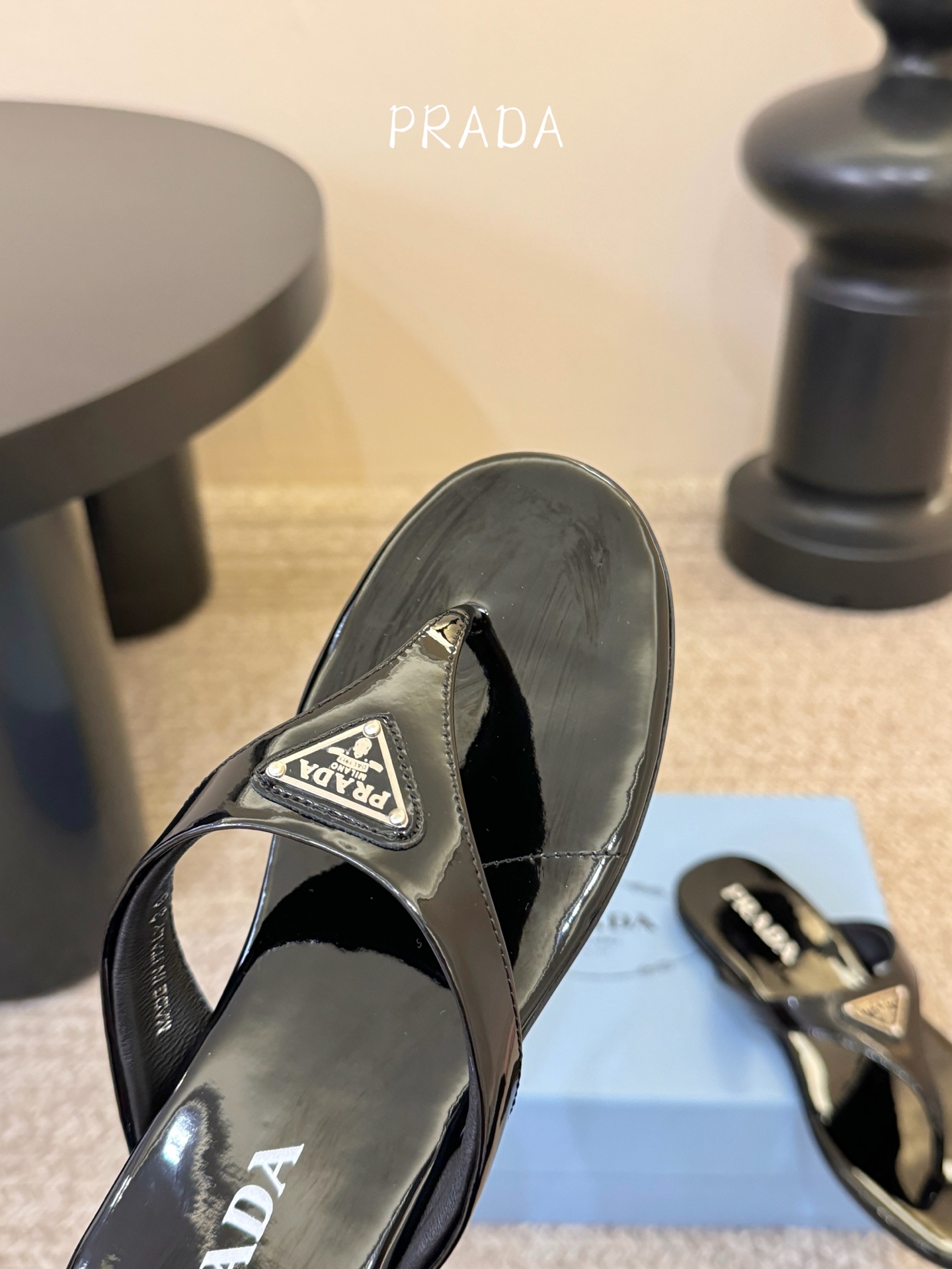 Prada 普拉达 春夏新款 三角标 凉拖鞋 这是夏天必入款，脚感轻盈柔软细腻 舒适度极高 随意搭配鞋面