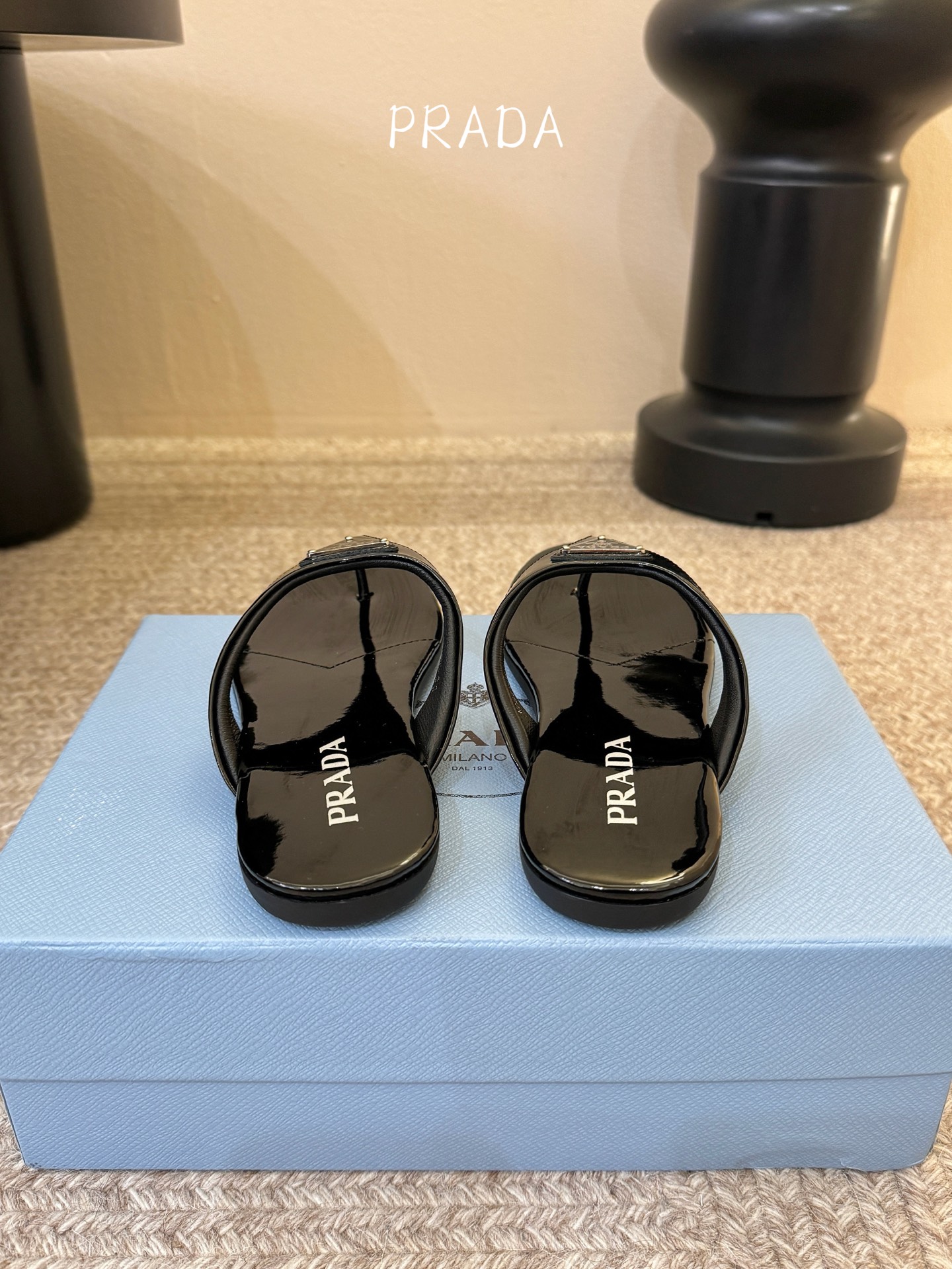 Prada 普拉达 春夏新款 三角标 凉拖鞋 这是夏天必入款，脚感轻盈柔软细腻 舒适度极高 随意搭配鞋面