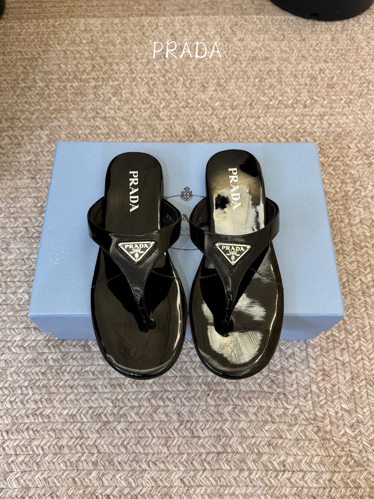 Prada 普拉达 春夏新款 三角标 凉拖鞋 这是夏天必入款，脚感轻盈柔软细腻 舒适度极高 随意搭配鞋面