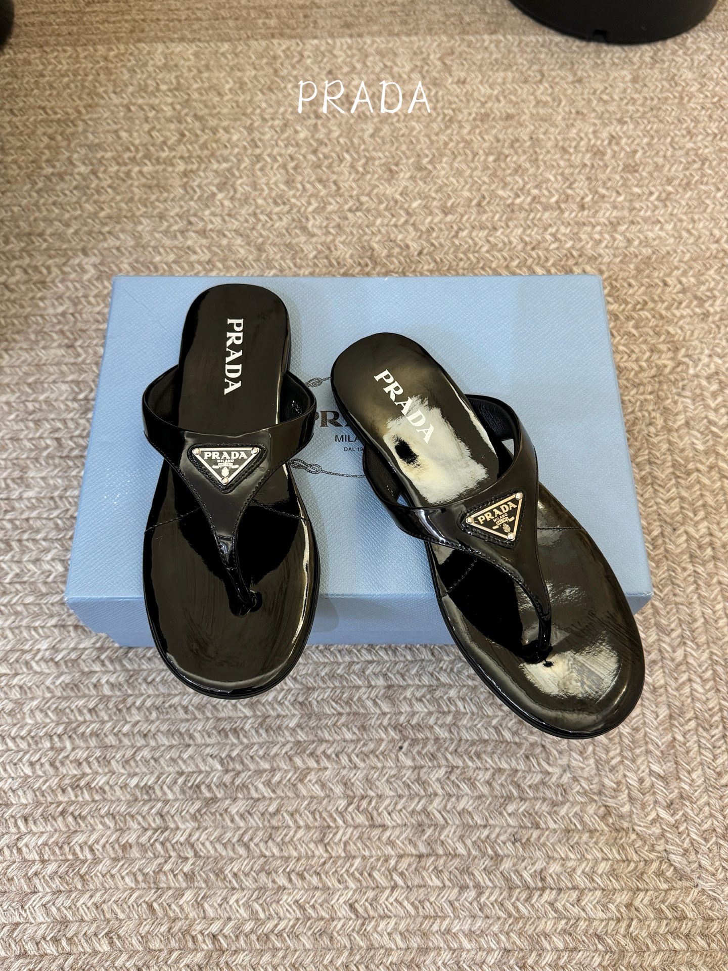 Prada 普拉达 春夏新款 三角标 凉拖鞋 这是夏天必入款，脚感轻盈柔软细腻 舒适度极高 随意搭配鞋面