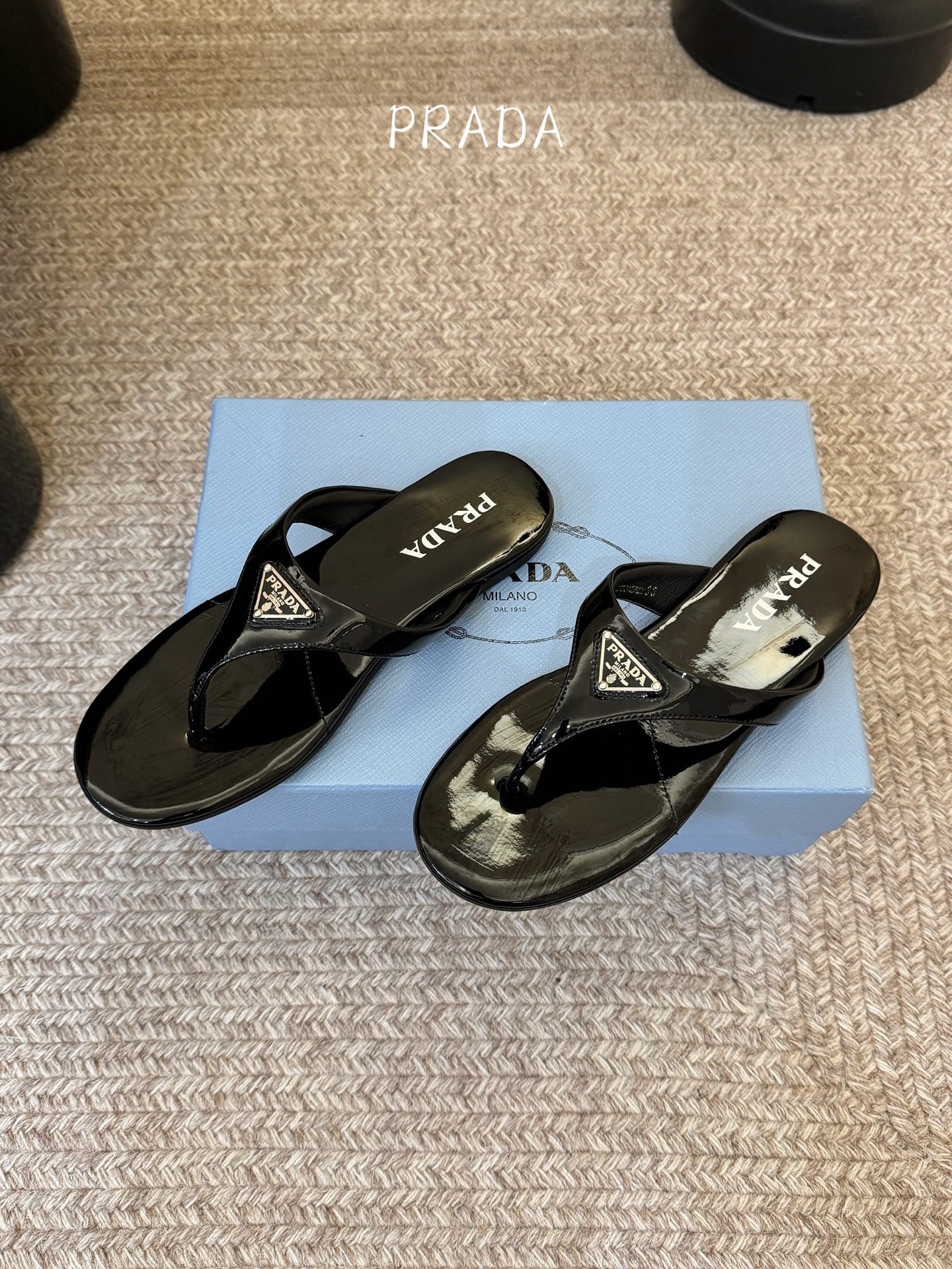 Prada 普拉达 春夏新款 三角标 凉拖鞋 这是夏天必入款，脚感轻盈柔软细腻 舒适度极高 随意搭配鞋面