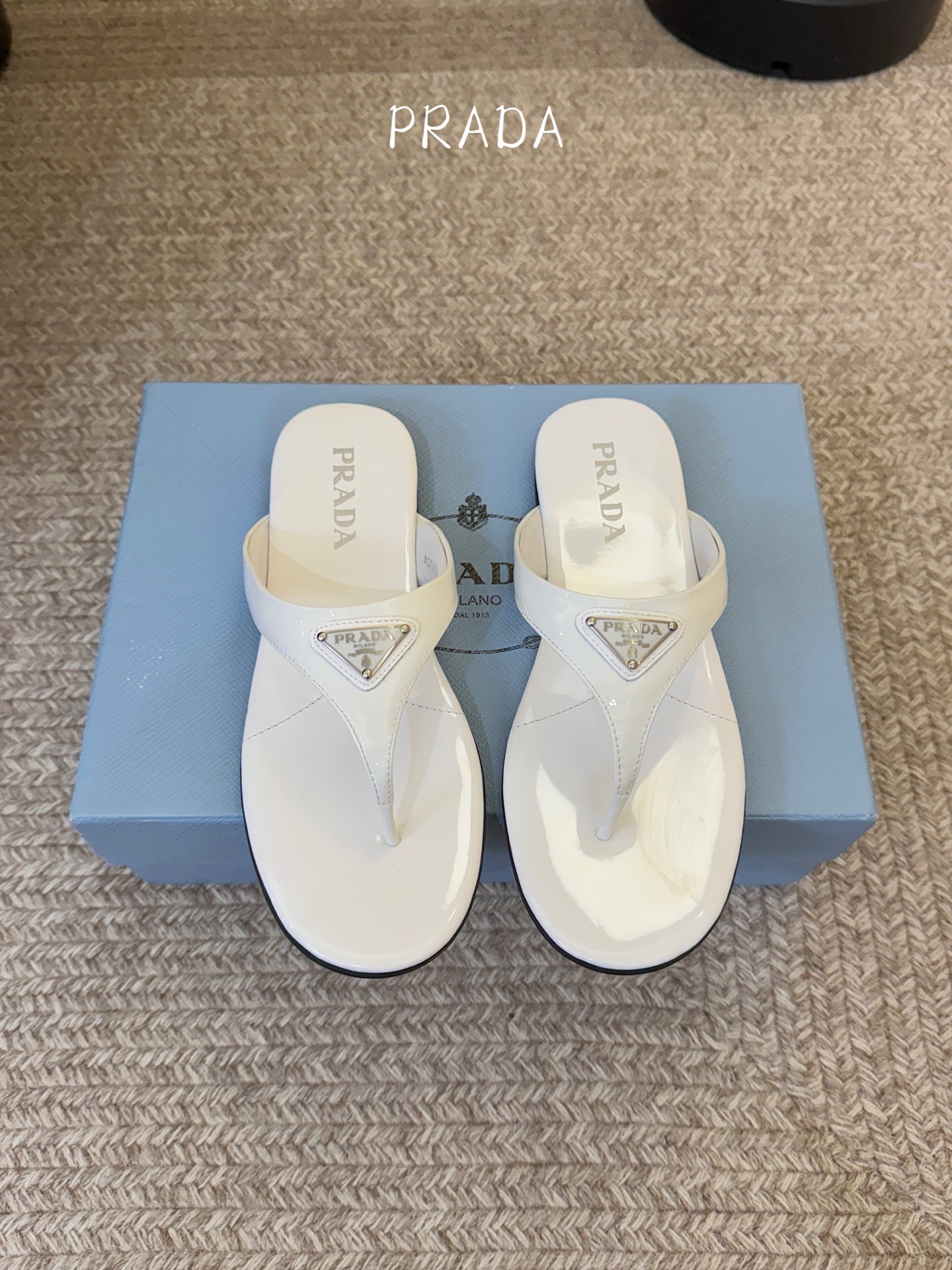 Prada 普拉达 春夏新款 三角标 凉拖鞋 这是夏天必入款，脚感轻盈柔软细腻 舒适度极高 随意搭配鞋面