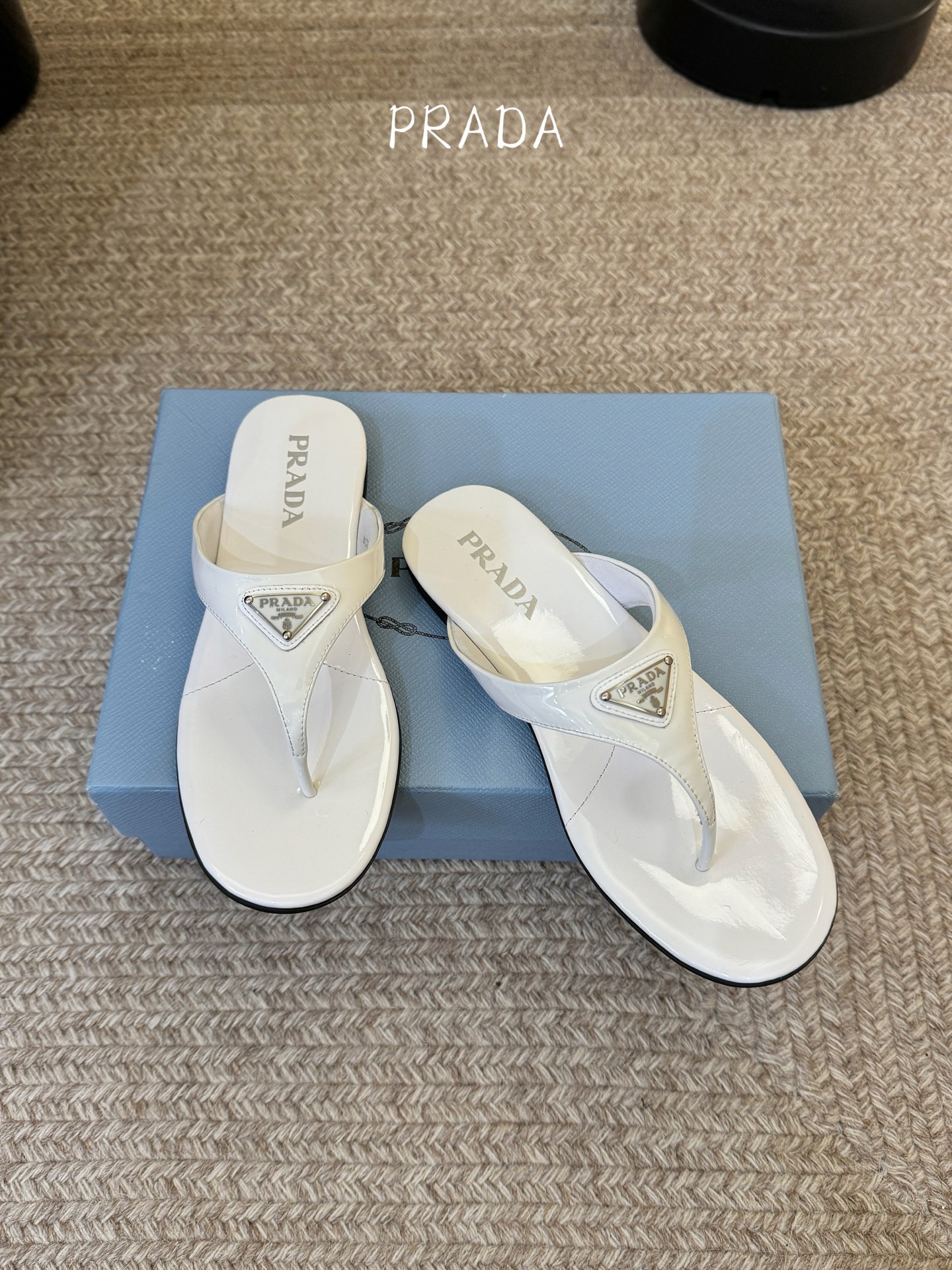 Prada 普拉达 春夏新款 三角标 凉拖鞋 这是夏天必入款，脚感轻盈柔软细腻 舒适度极高 随意搭配鞋面