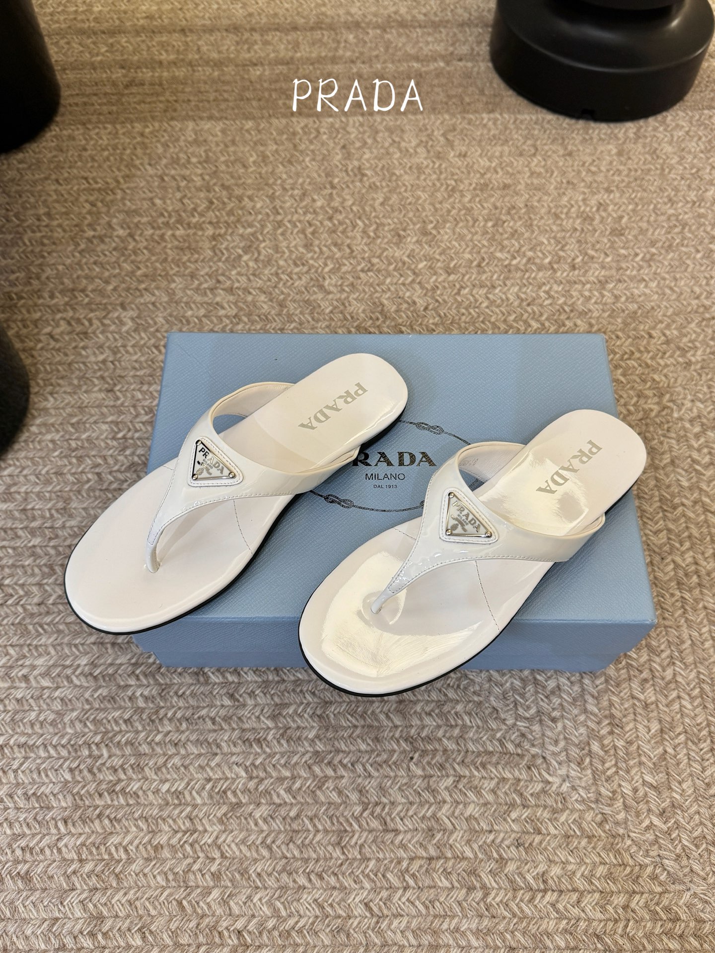 Prada 普拉达 春夏新款 三角标 凉拖鞋 这是夏天必入款，脚感轻盈柔软细腻 舒适度极高 随意搭配鞋面