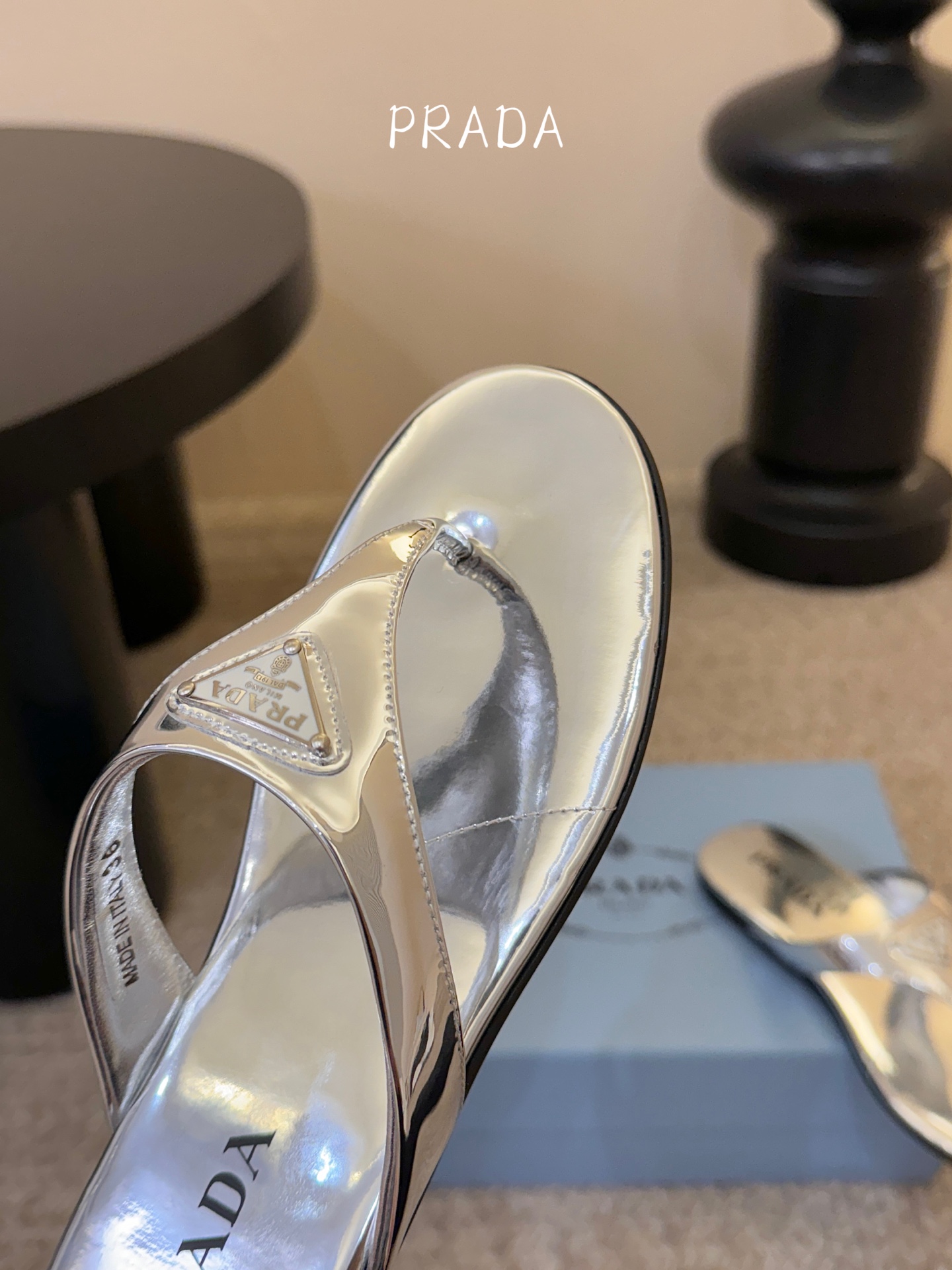 Prada 普拉达 春夏新款 三角标 凉拖鞋 这是夏天必入款，脚感轻盈柔软细腻 舒适度极高 随意搭配鞋面