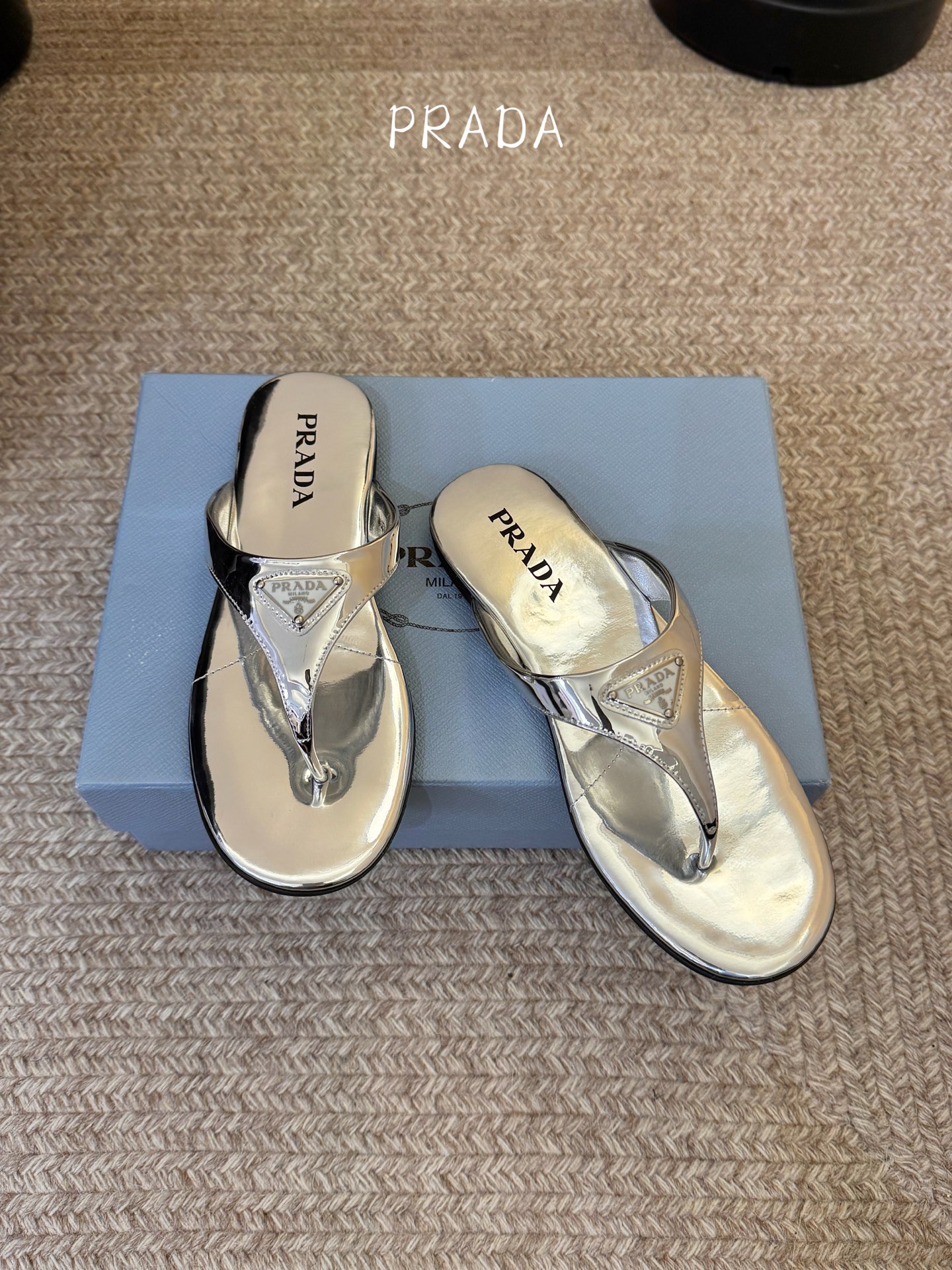 Prada 普拉达 春夏新款 三角标 凉拖鞋 这是夏天必入款，脚感轻盈柔软细腻 舒适度极高 随意搭配鞋面