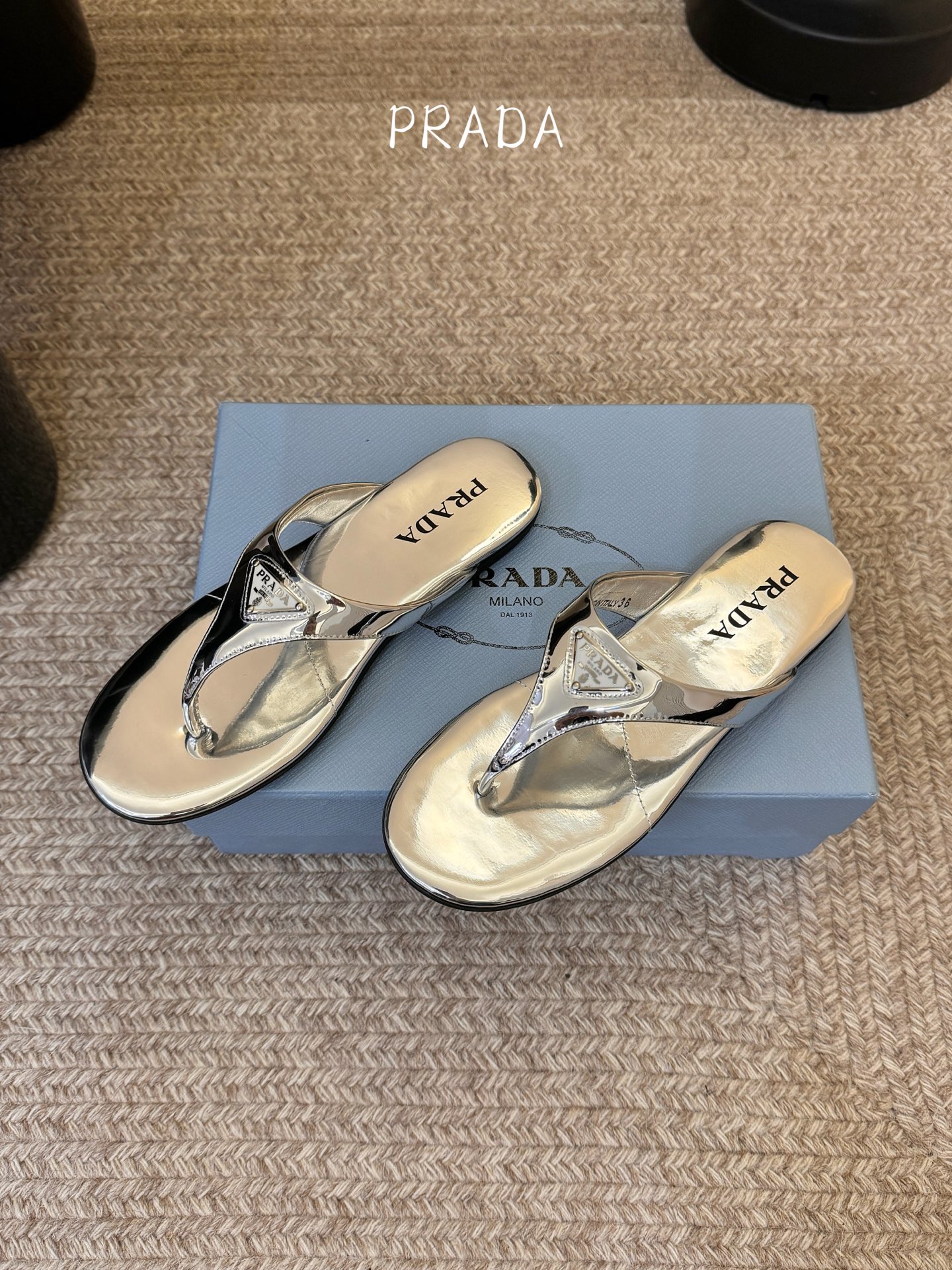 Prada 普拉达 春夏新款 三角标 凉拖鞋 这是夏天必入款，脚感轻盈柔软细腻 舒适度极高 随意搭配鞋面