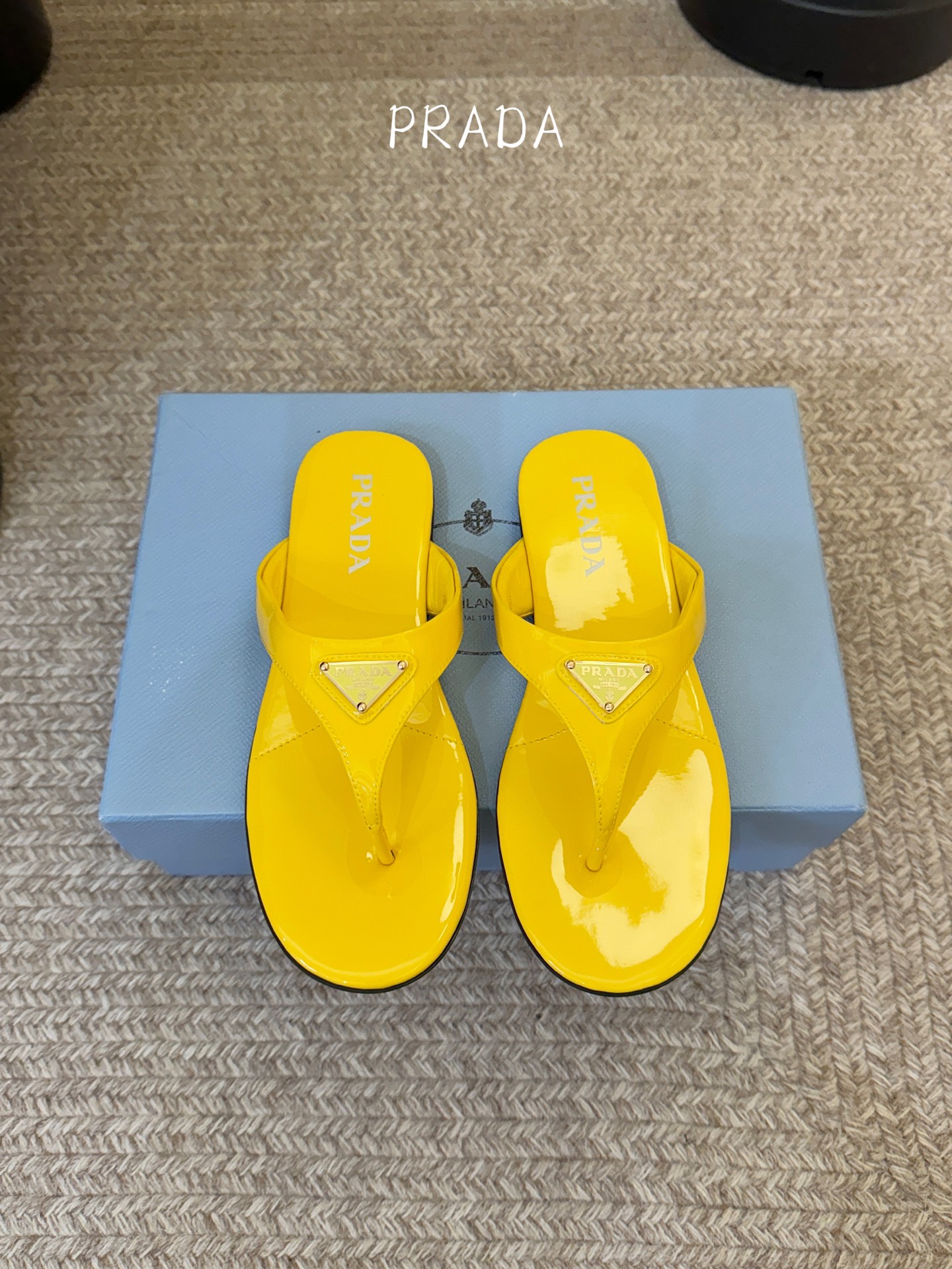 NO:815411,Prada Spring and Summer New Style Triangle Logo Sandals This is a must-have style for summer. It feels light, soft and delicate on the feet and is extremely comfortable to match. The upper is made of original imported patent leather and the lining is sheepskin. Size 35-40 (customized for 40), split-toe shoes, prada, prada, slippers, sheepskin19860909Prada 普拉达 春夏新款 三角标 凉拖鞋 这是夏天必入款,脚感轻盈柔软细腻 舒适度极高 随意搭配 鞋面采用原版进口漆皮 内里垫脚羊皮 码数35-40（40定做）,分趾鞋,prada,prada,slippers,sheepskin,Women's Shoes
