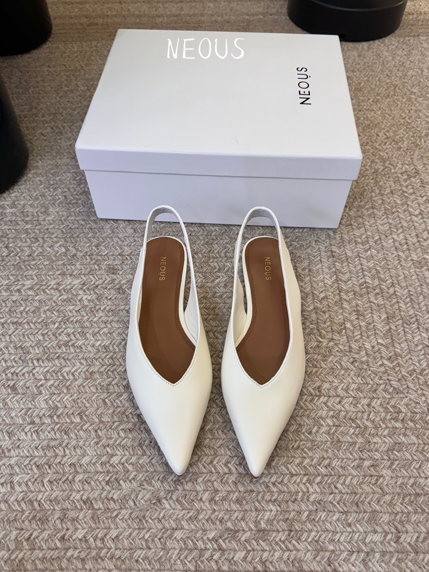 NO:815406,NEOUS 26 new spring and summer small wedge heel pointed toe back sandals!  You can never have too many comfortable and fashionable shoes, and Neous, a niche shoe brand from London, can easily meet the needs of girls. Thick heels, fashionable and versatile, make you look slim and tall, and more stable when walking. Minimalist and versatile, the foot pads are of good texture, strong skin-friendly feeling, breathable and moisture-absorbing, delicate and dry, close to the skin and not stuffy. This is a pair of shoes that can be remembered at a glance, simple yet fashionable. The upper is made of mixed sheepskin/sheep suede.  Sheepskin lining for foot pads. Genuine leather outsole imported from Italy. Heel height: 3.5cm. Size: 35 -41 (custom-made 40 and 41 are non-refundable), high-heeled sandals, sandals, high heels, sheepskin, Leather soles.19860909NEOUS 26 春夏新款小坡跟尖头后空凉鞋！ 舒适又时髦的鞋子永远不嫌多,来自伦敦的小众鞋履品牌 Neous便能轻松满足女生们的需求. 粗跟,时尚百搭,显得身材苗条高挑,行走间更加稳固. 极简百搭,脚垫质感好,亲肤感强,透气吸湿细腻干爽,贴肤不闷脚. 这是一双一眼就能够让人记住的鞋子,简约中不失时尚感. 鞋面采用混种羊皮/羊反绒 内里垫脚羊皮 意大利进口真皮大底 跟高:3.5cm 码数:35 -41（40 41定做不退换）,高跟鞋凉鞋,sandals,high heels,sheepskin,Leather soles,Women's Shoes