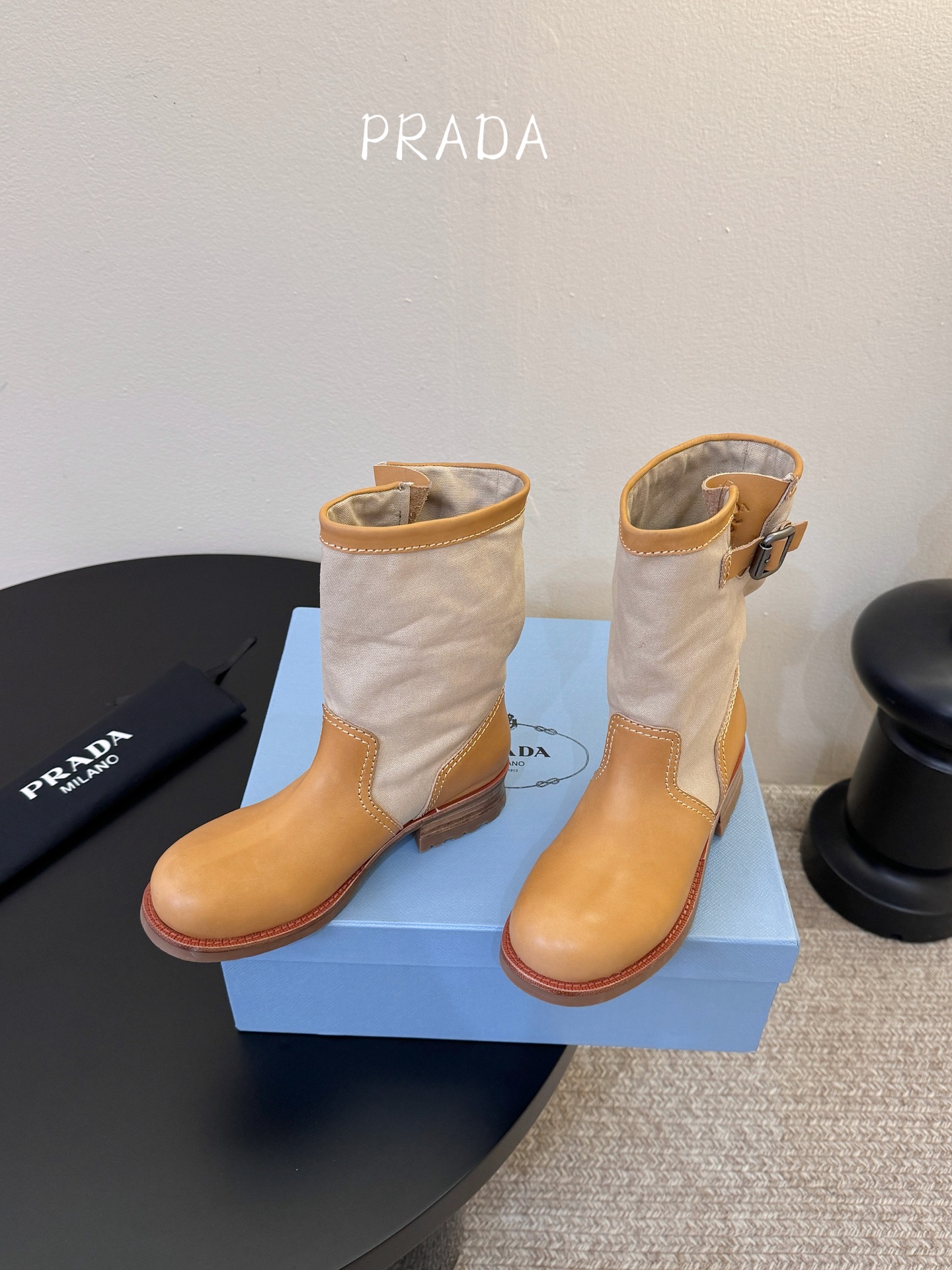 Prad* 26ss 春夏新款拼接款复古短靴鞋身采用质感面料拼接设计，利落的缝线勾勒出流畅线条，搭配靴口