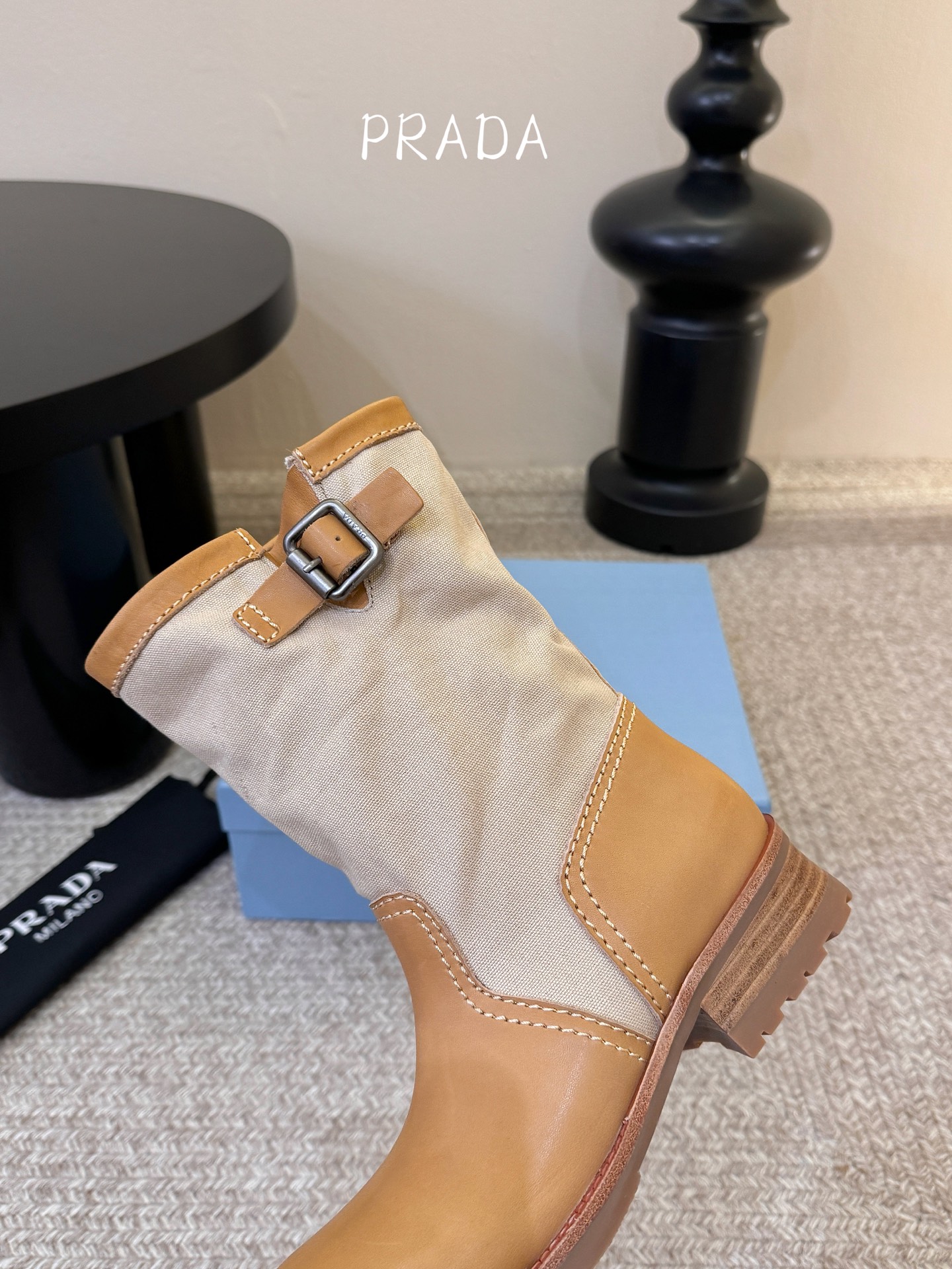 Prad* 26ss 春夏新款拼接款复古短靴鞋身采用质感面料拼接设计，利落的缝线勾勒出流畅线条，搭配靴口