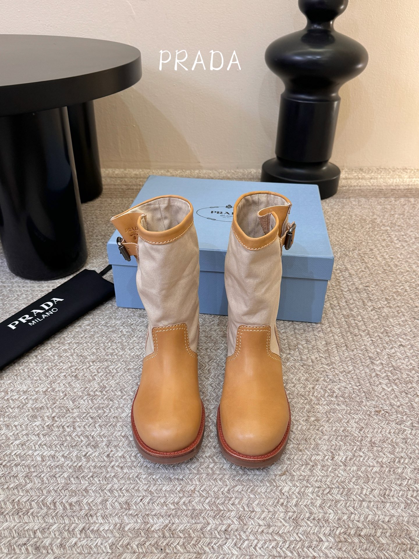 Prad* 26ss 春夏新款拼接款复古短靴鞋身采用质感面料拼接设计，利落的缝线勾勒出流畅线条，搭配靴口