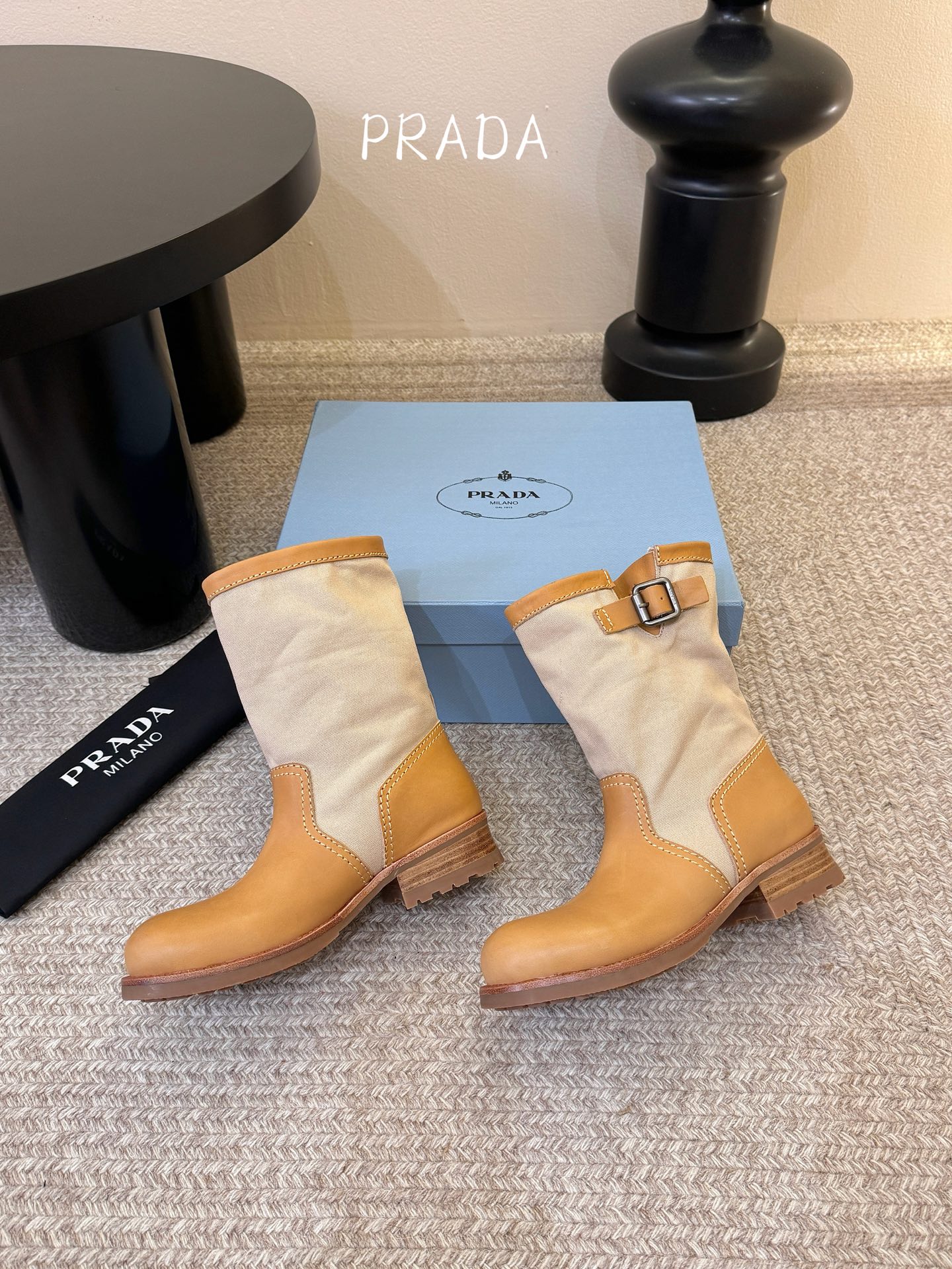 Prad* 26ss 春夏新款拼接款复古短靴鞋身采用质感面料拼接设计，利落的缝线勾勒出流畅线条，搭配靴口