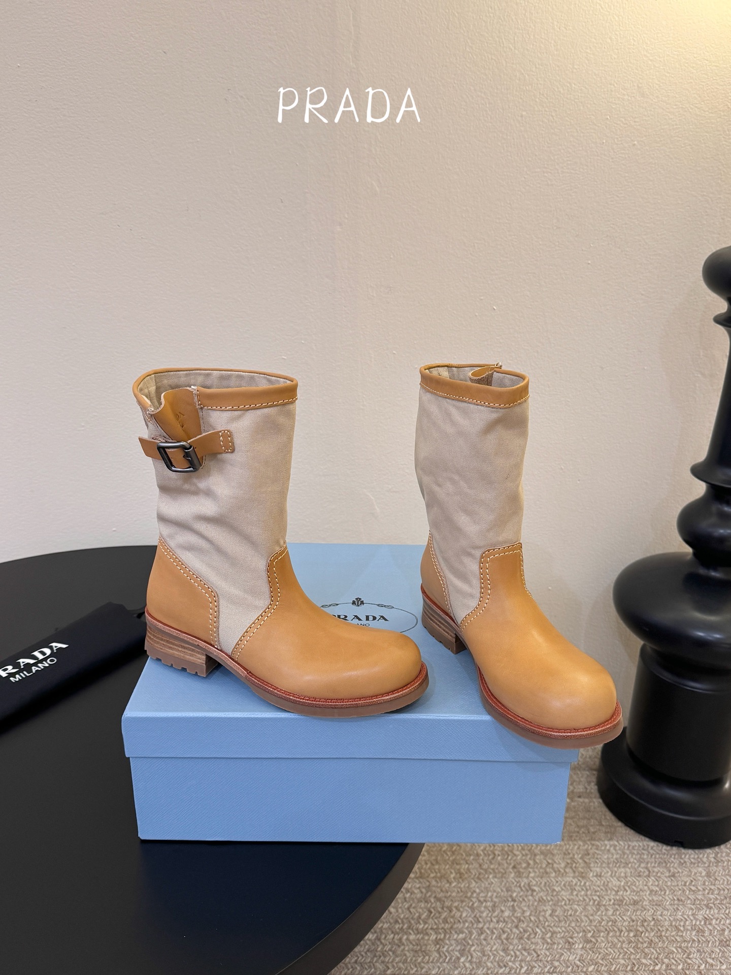 Prad* 26ss 春夏新款拼接款复古短靴鞋身采用质感面料拼接设计，利落的缝线勾勒出流畅线条，搭配靴口