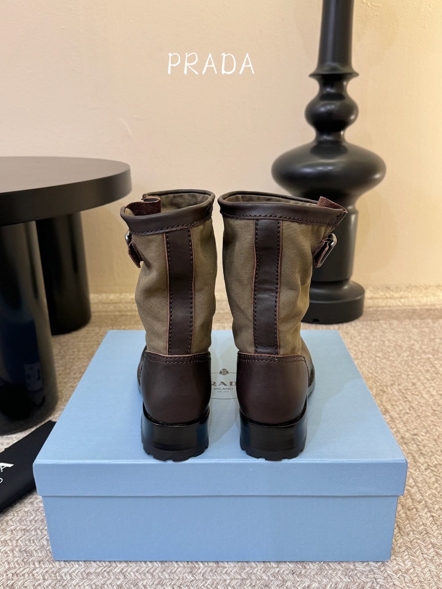 Prad* 26ss 春夏新款拼接款复古短靴鞋身采用质感面料拼接设计，利落的缝线勾勒出流畅线条，搭配靴口