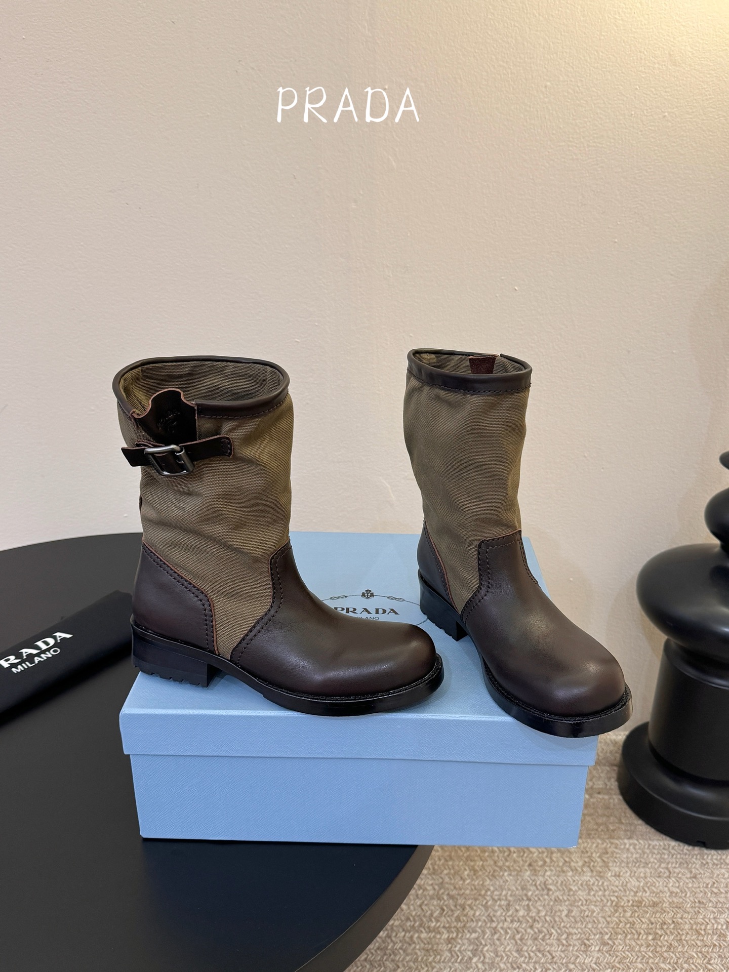 Prad* 26ss 春夏新款拼接款复古短靴鞋身采用质感面料拼接设计，利落的缝线勾勒出流畅线条，搭配靴口