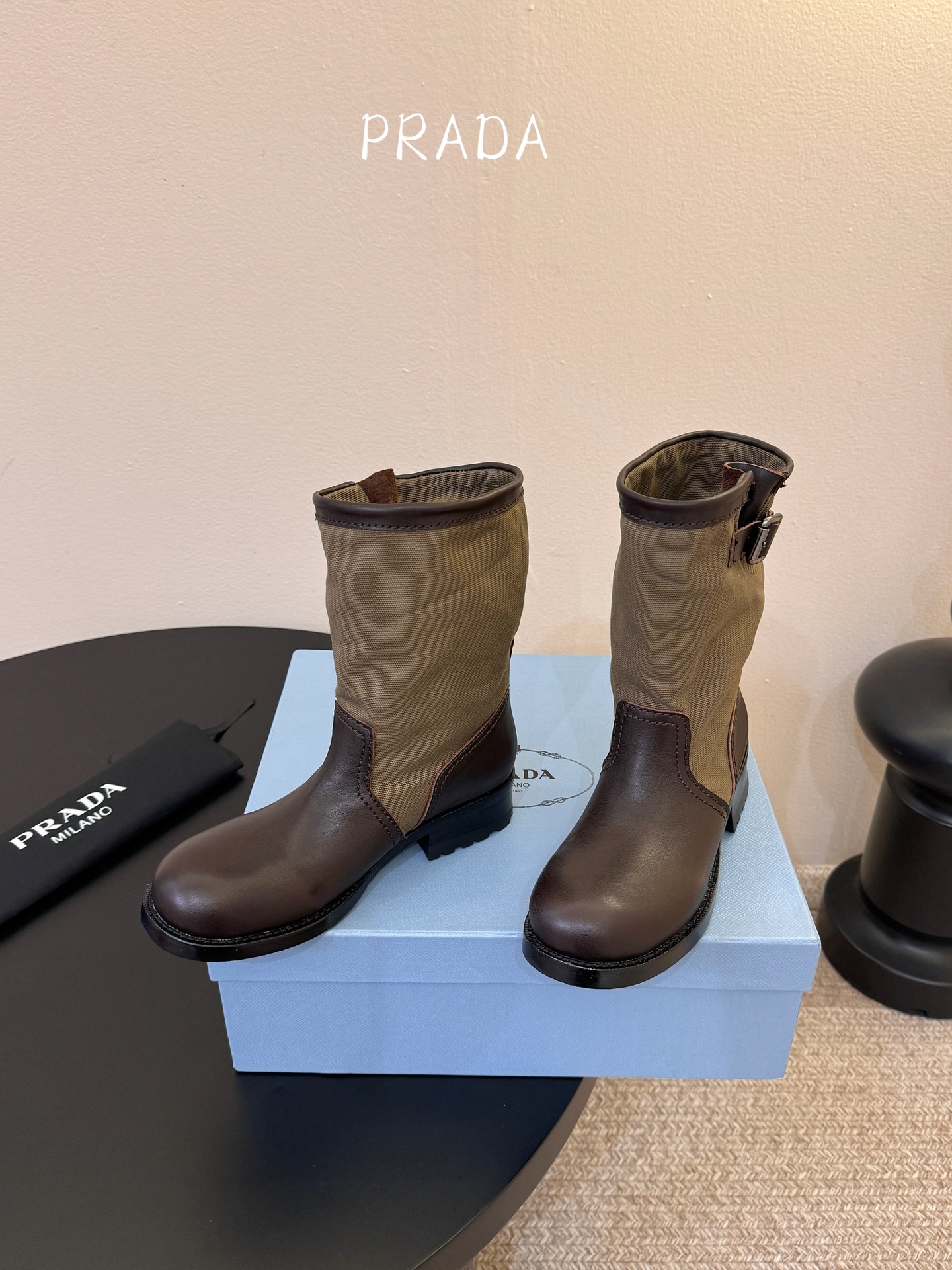 Prad* 26ss 春夏新款拼接款复古短靴鞋身采用质感面料拼接设计，利落的缝线勾勒出流畅线条，搭配靴口
