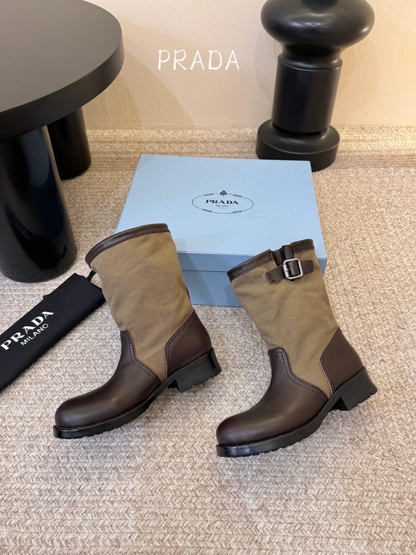 Prad* 26ss 春夏新款拼接款复古短靴鞋身采用质感面料拼接设计，利落的缝线勾勒出流畅线条，搭配靴口