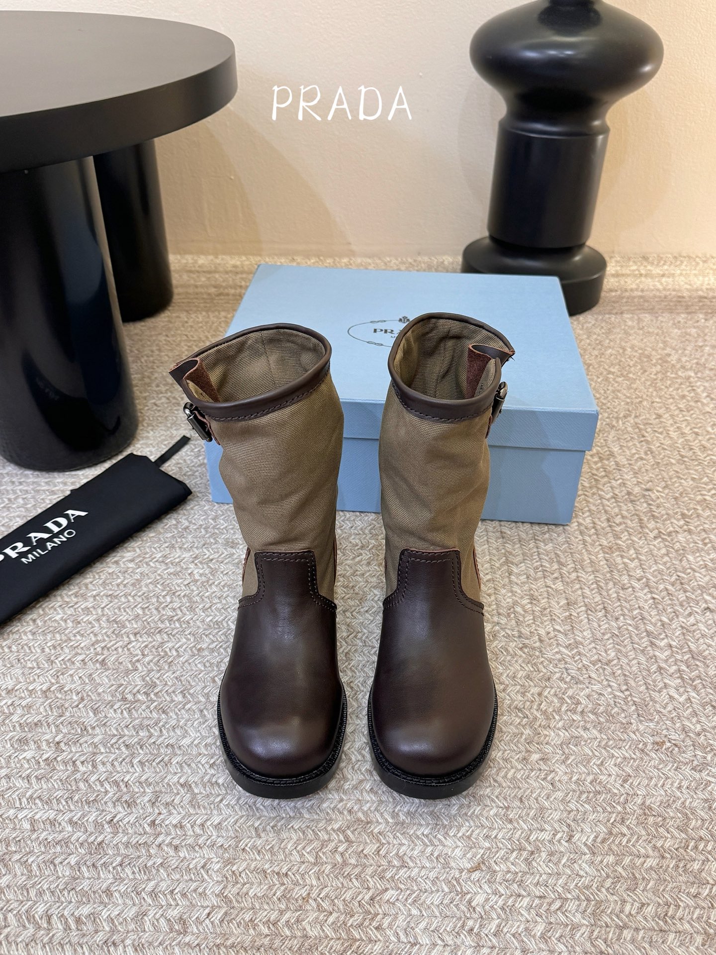 NO:815388,Prad* 26ss spring and summer new splicing style retro short boots. The shoe body is designed with textured fabric splicing. The neat stitching outlines the smooth lines. It is matched with the metal buckle details on the boot collar. It is simple and ingenious. There are two low saturated colors to choose from, whether it is dark brown or light khaki. Both have retro filters. When paired with jeans, overalls or skirts, they can easily create a lazy and high-end atmosphere.  The low-heeled design takes into account both comfort and style. Your feet will not be tired during daily commuting or shopping. The soft upper foot experience makes your feet unburdened. The boot shape modifies the leg shape, can quietly lengthen the leg line, and is friendly to various leg types. The upper is calfskin/canvas, the lining is cowhide, and the outsole is original molded outsole size 35-41 (customized sizes 40 and 41 are not returnable)  Heel height 4cm, boots, prada, boots, skirts, jeans, cowhide19860909Prad* 26ss 春夏新款拼接款复古短靴 鞋身采用质感面料拼接设计,利落的缝线勾勒出流畅线条,搭配靴口的金属扣带细节,简约中透着巧思.两种低饱和色调可选,不管是深棕还是浅卡其,都自带复古滤镜,搭配牛仔裤、工装裤或是半裙,都能轻松营造出慵懒又高级的穿搭氛围. 低跟设计兼顾了舒适度与造型感,日常通勤、逛街暴走都不会累脚,软乎乎的上脚体验让双脚毫无负担.靴型修饰腿型,能悄悄拉长腿部线条,对各种腿型都很友好. 鞋面小牛皮/帆布 内里牛皮 大底原版开模大底 size35-41码（40、41码定制不退换） 跟高4cm,靴子,prada,boots,skirts,jeans,cowhide,Women's Shoes