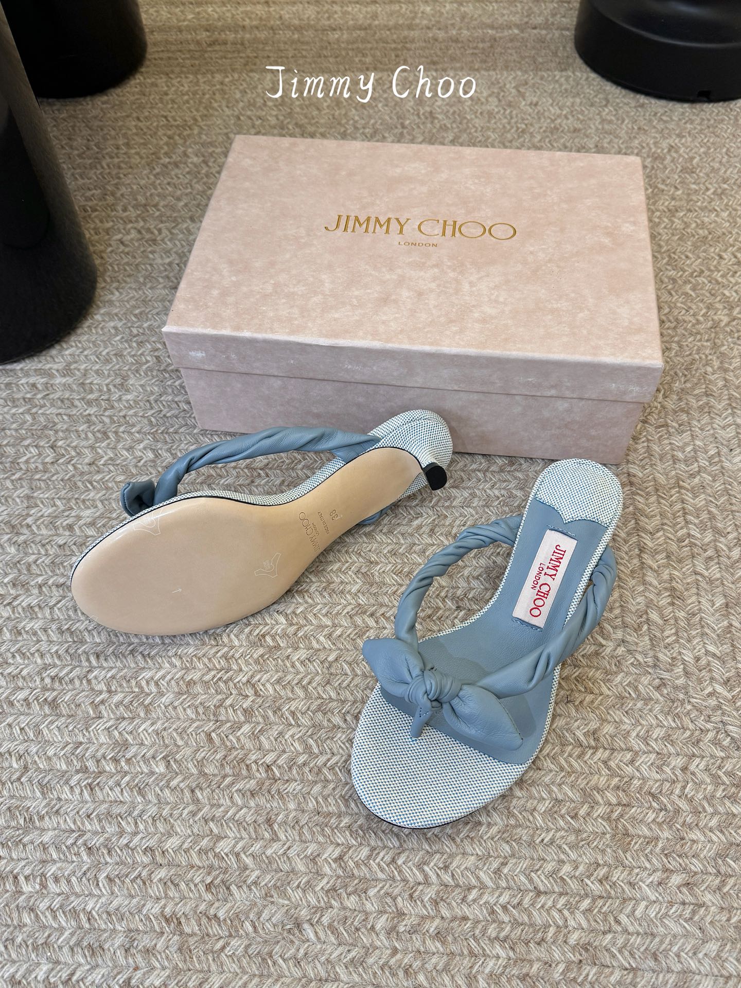 jimmy choo 度假拖鞋 ：适配夏日清爽度假风，红蓝CP妥妥拿捏！夏日懒人穿搭被Jimmy Cho