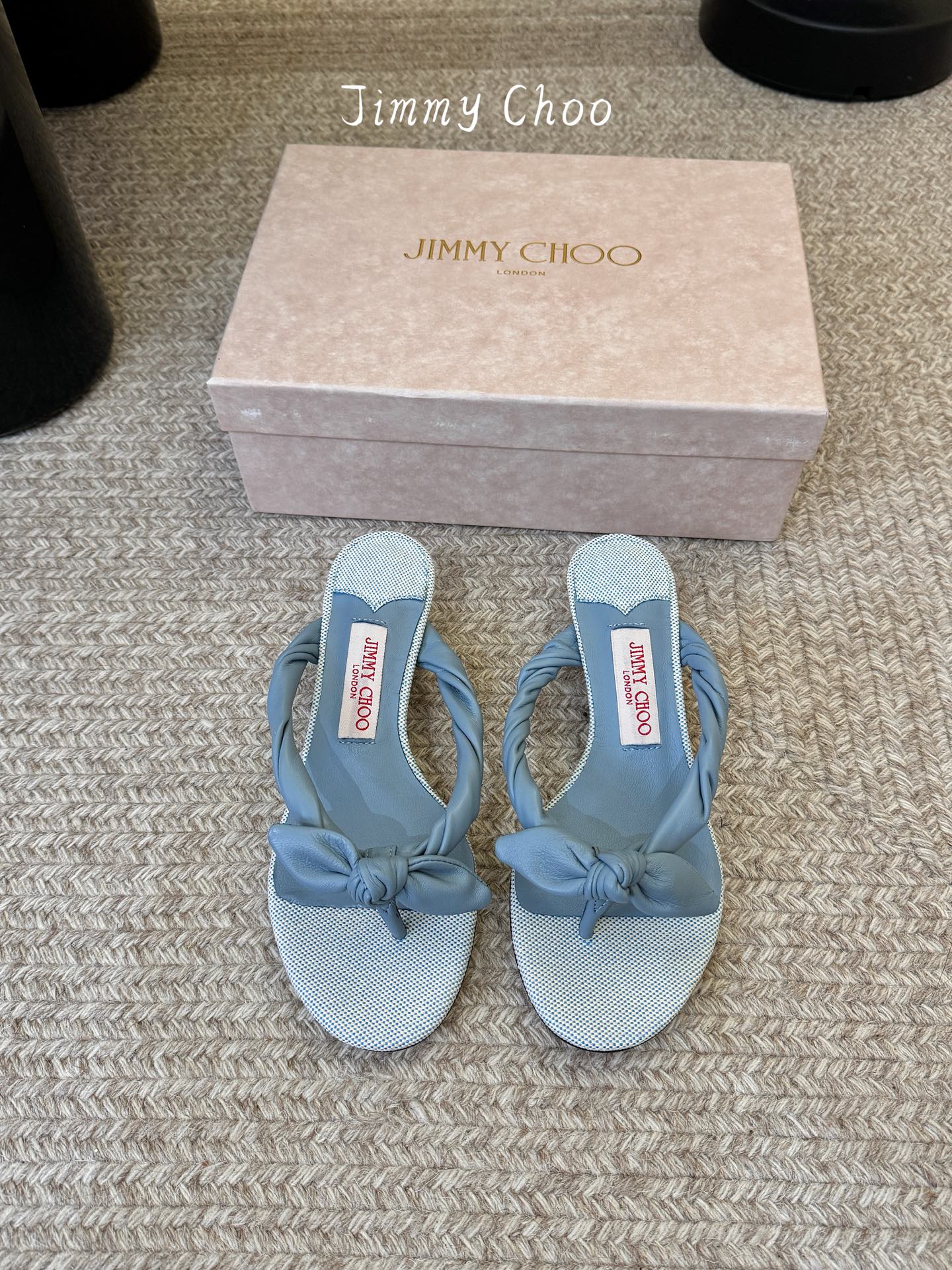 jimmy choo 度假拖鞋 ：适配夏日清爽度假风，红蓝CP妥妥拿捏！夏日懒人穿搭被Jimmy Cho